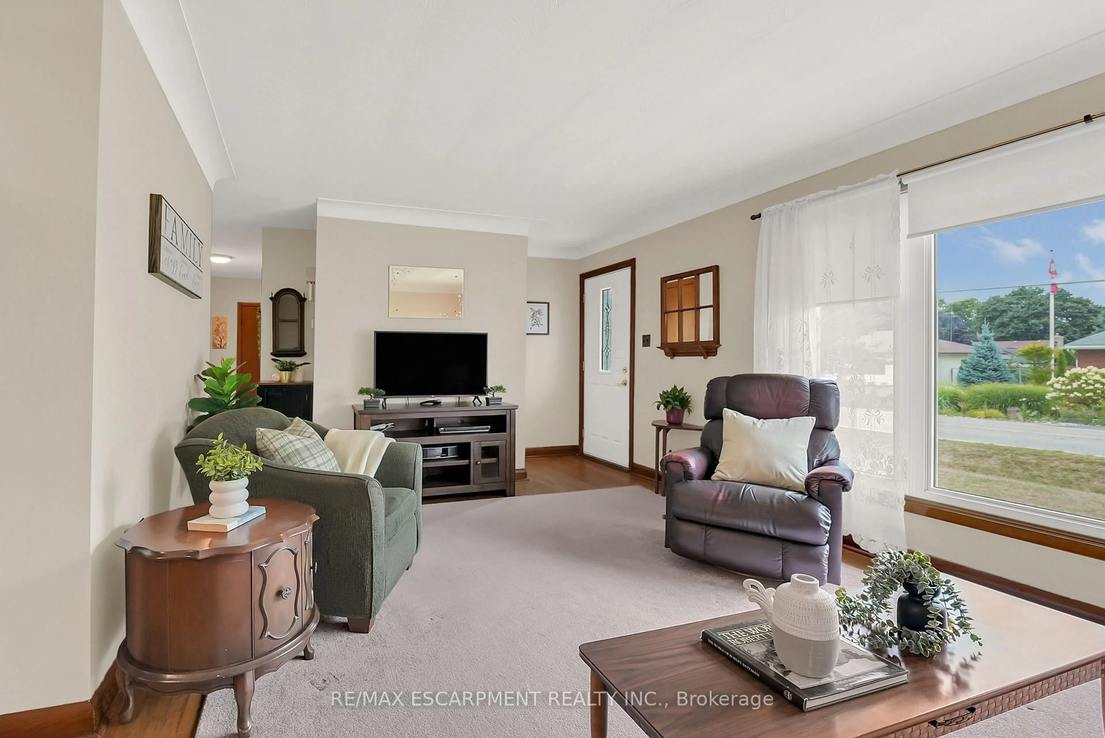 Living room with furniture, unknown for 11 Kelson Ave, Grimsby Ontario L3M 4C6