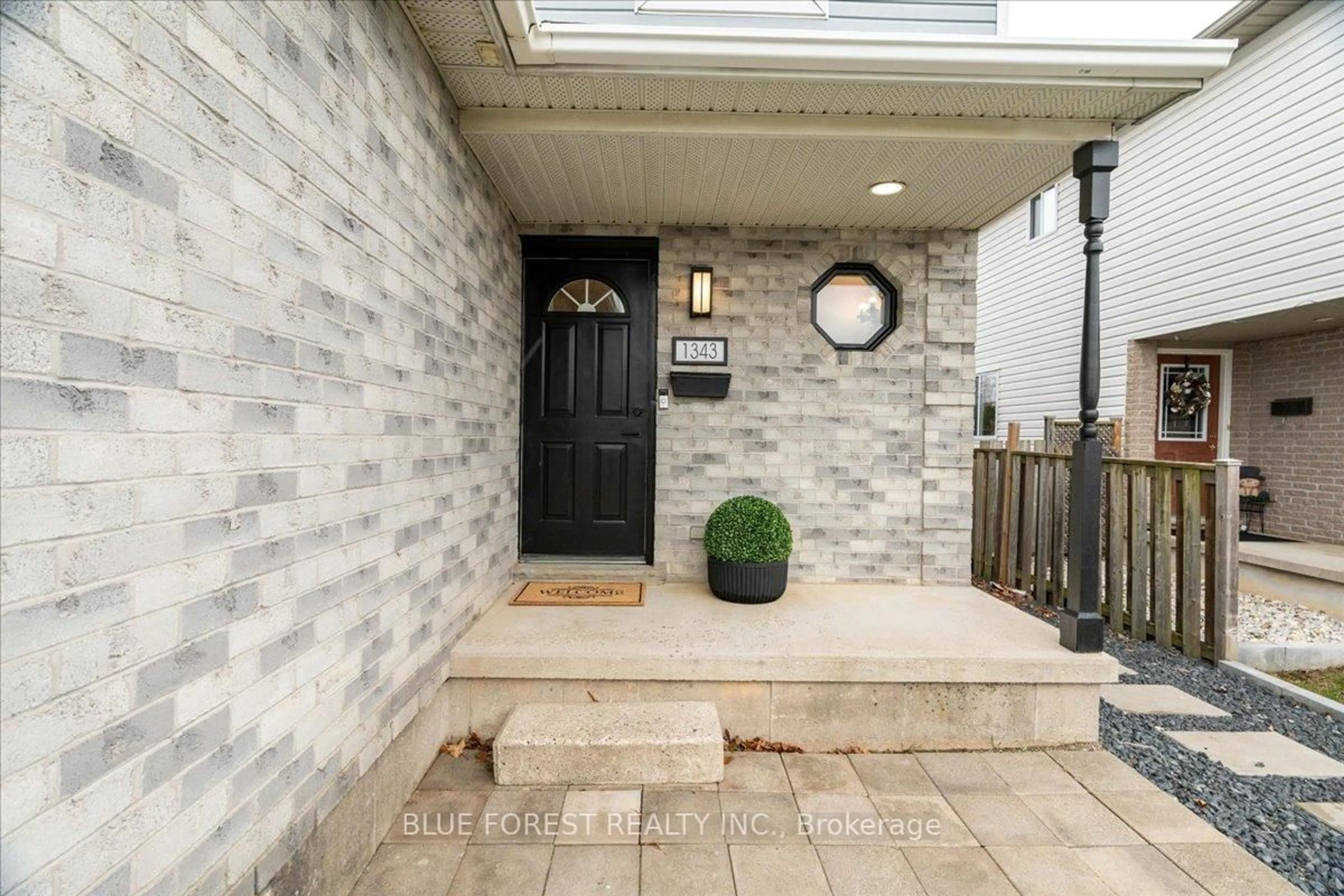 Indoor entryway for 1343 Aspenridge Cres, London East Ontario N5Y 5N2