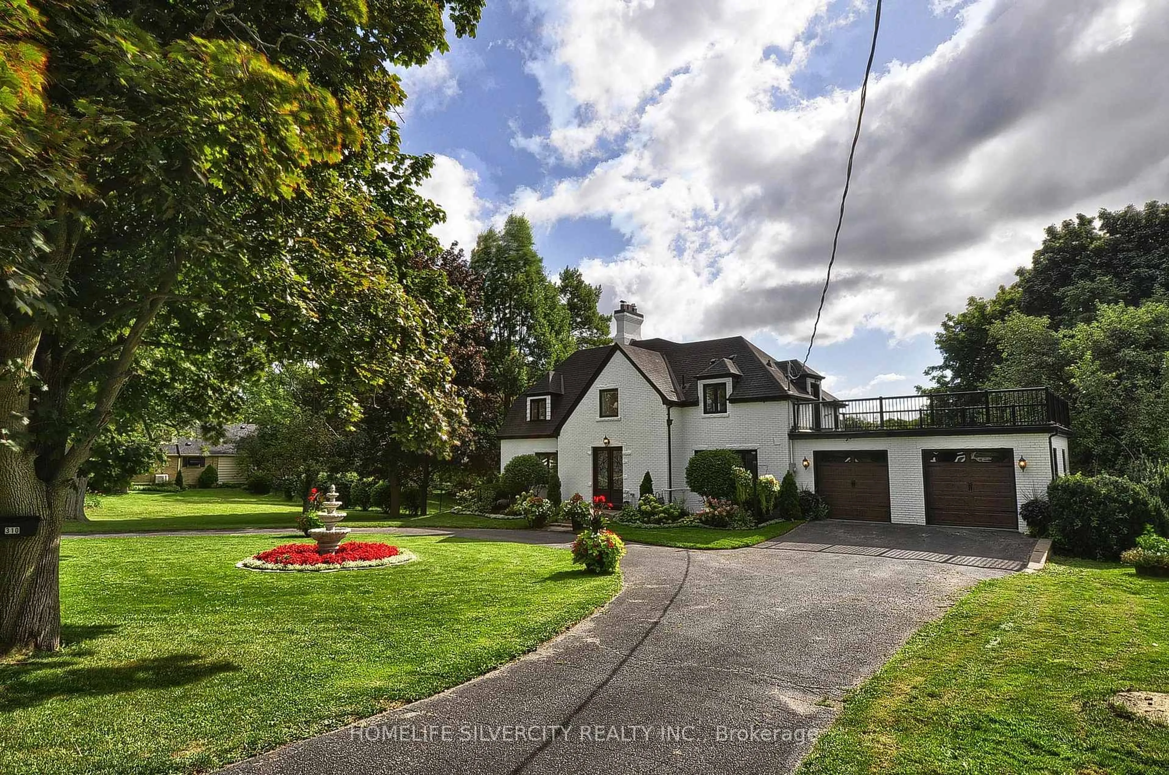 A pic from outside/outdoor area/front of a property/back of a property/a pic from drone, street for 300 Mount Pleasant Rd, Brantford Ontario N3T 1V1