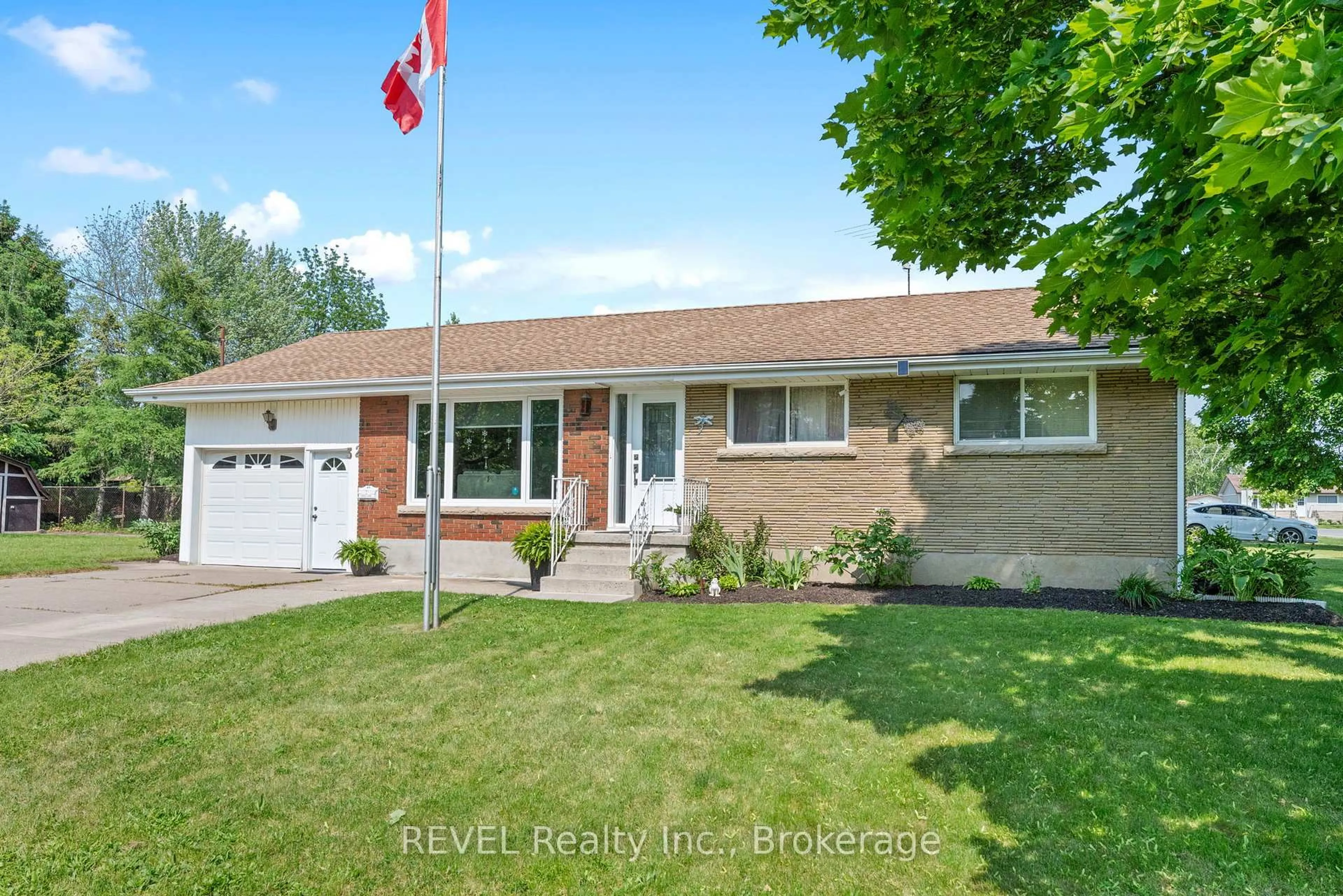 Home with brick exterior material, street for 32 Hanson Dr, St. Catharines Ontario L2M 2X1