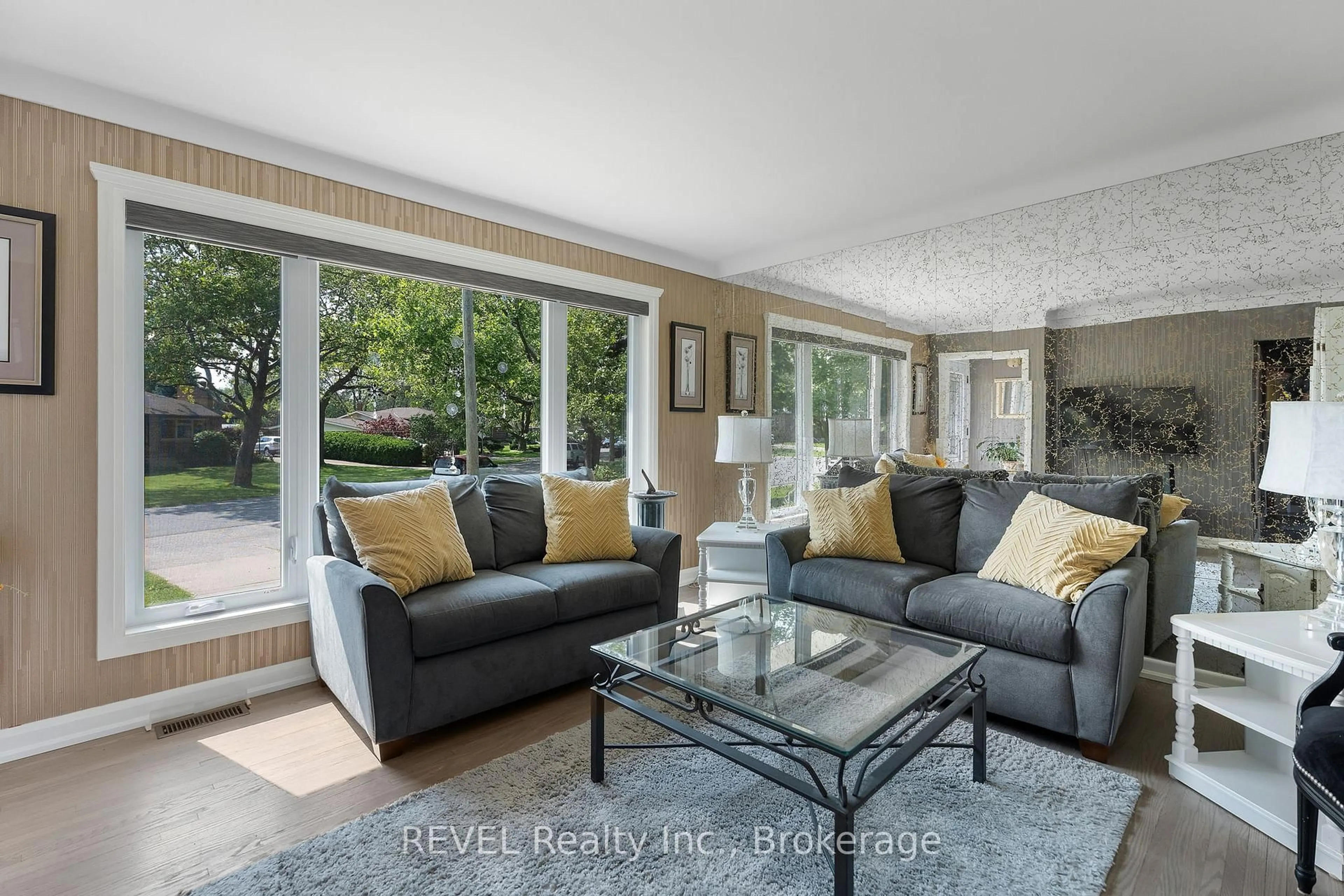 Living room with furniture, unknown for 32 Hanson Dr, St. Catharines Ontario L2M 2X1