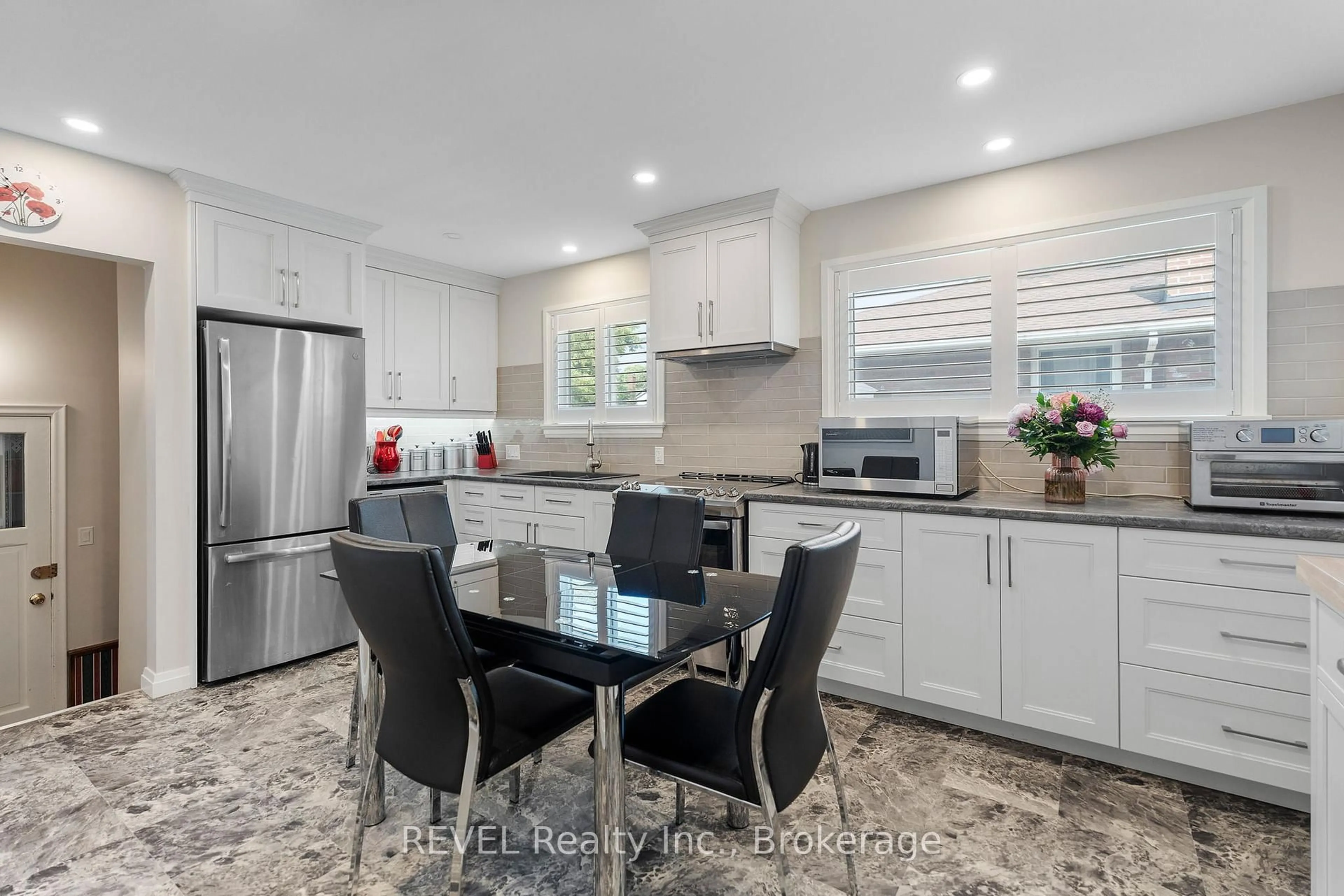 Open concept kitchen, ceramic/tile floor for 32 Hanson Dr, St. Catharines Ontario L2M 2X1