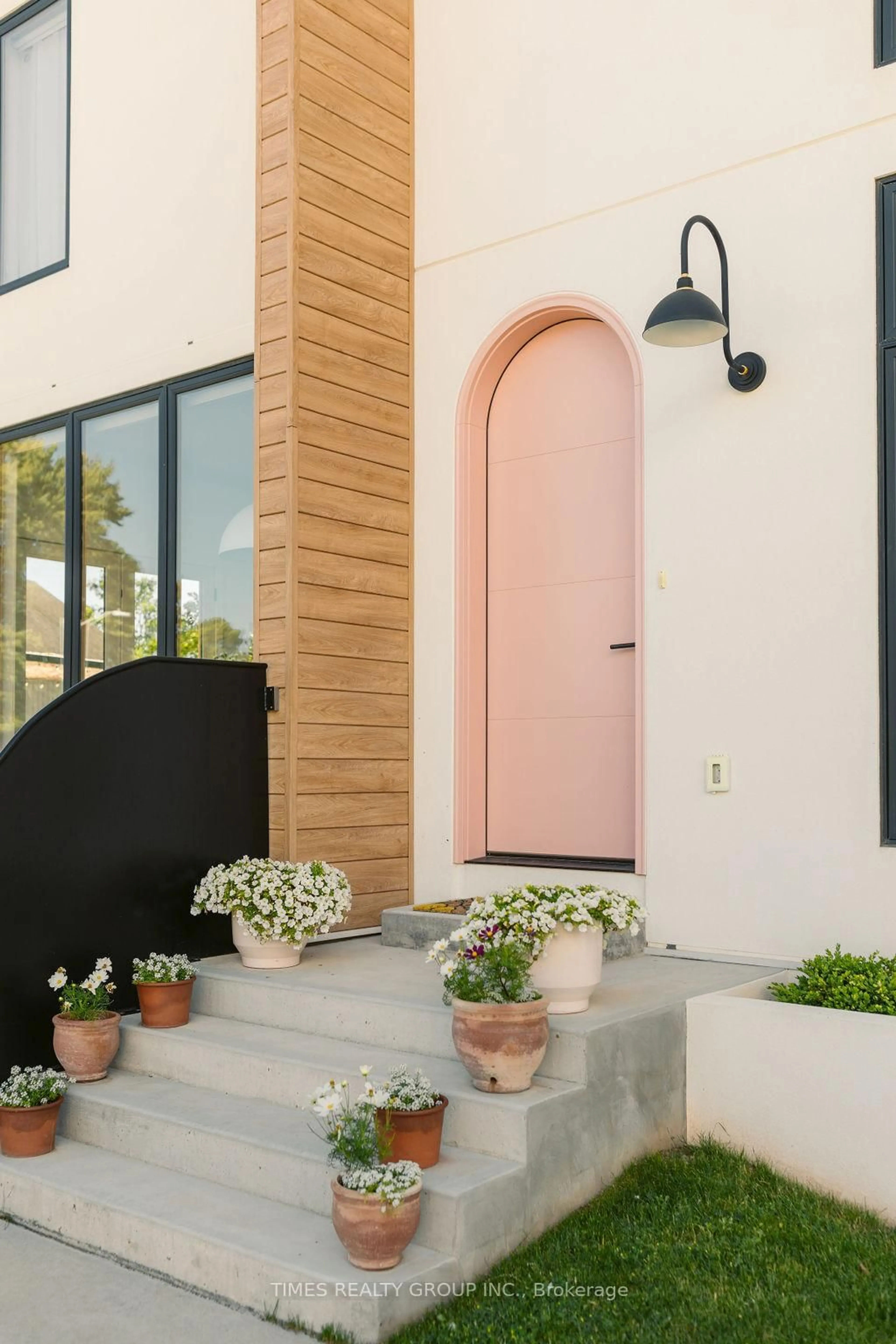 Indoor entryway for 24 William St, Tillsonburg Ontario N4G 1L8