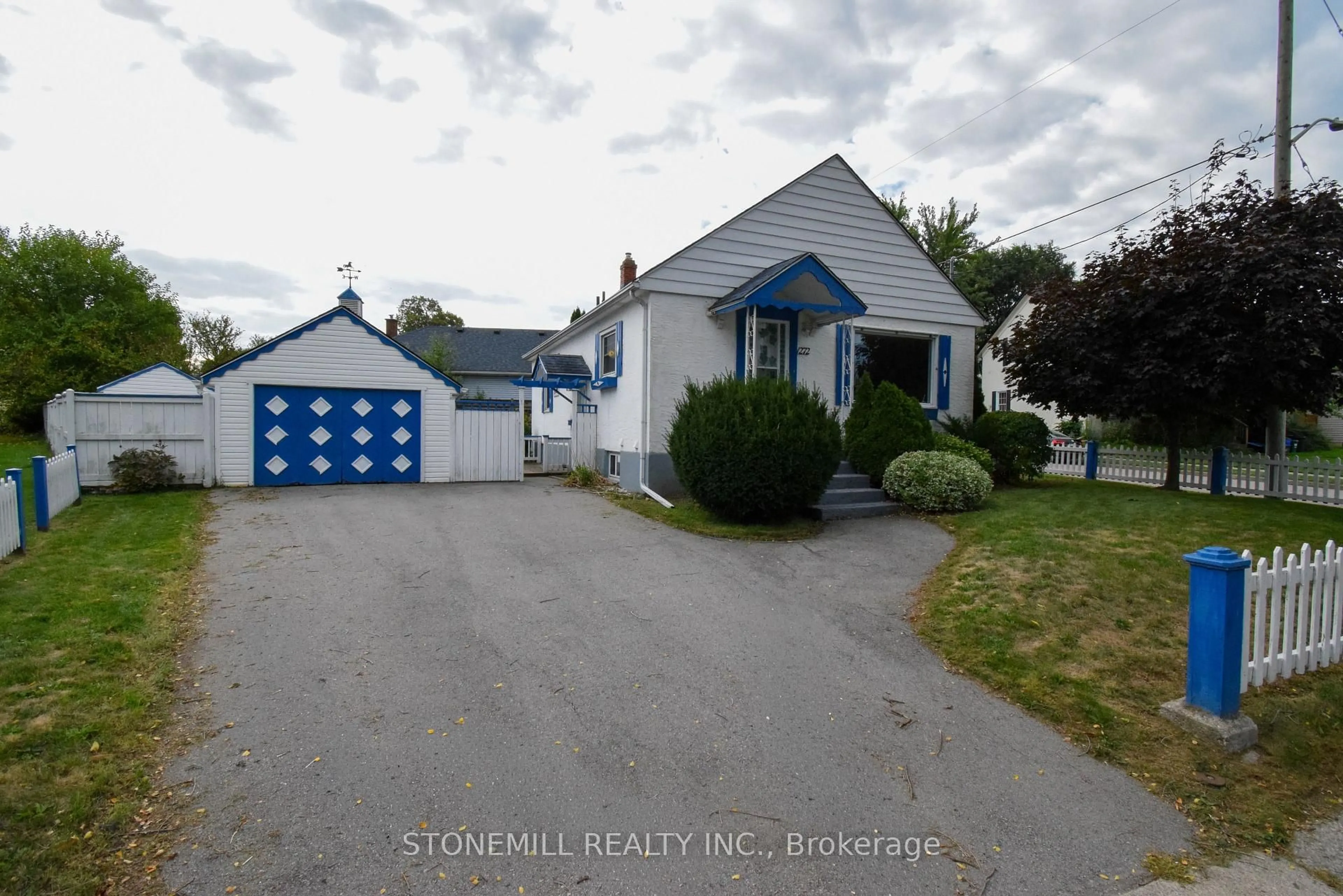 A pic from outside/outdoor area/front of a property/back of a property/a pic from drone, street for 272 Carlton St, St. Catharines Ontario L2N 1B9