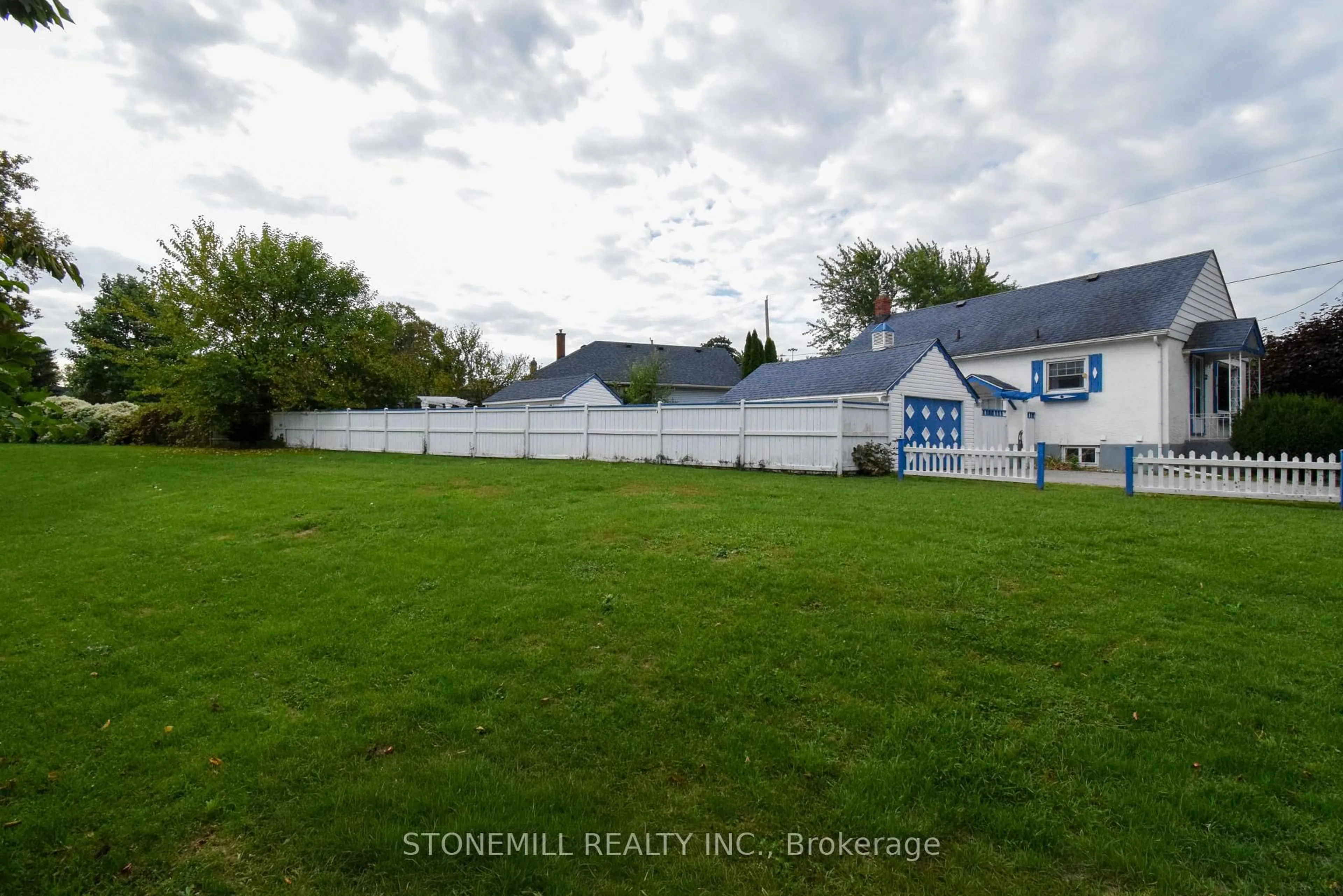 A pic from outside/outdoor area/front of a property/back of a property/a pic from drone, street for 272 Carlton St, St. Catharines Ontario L2N 1B9