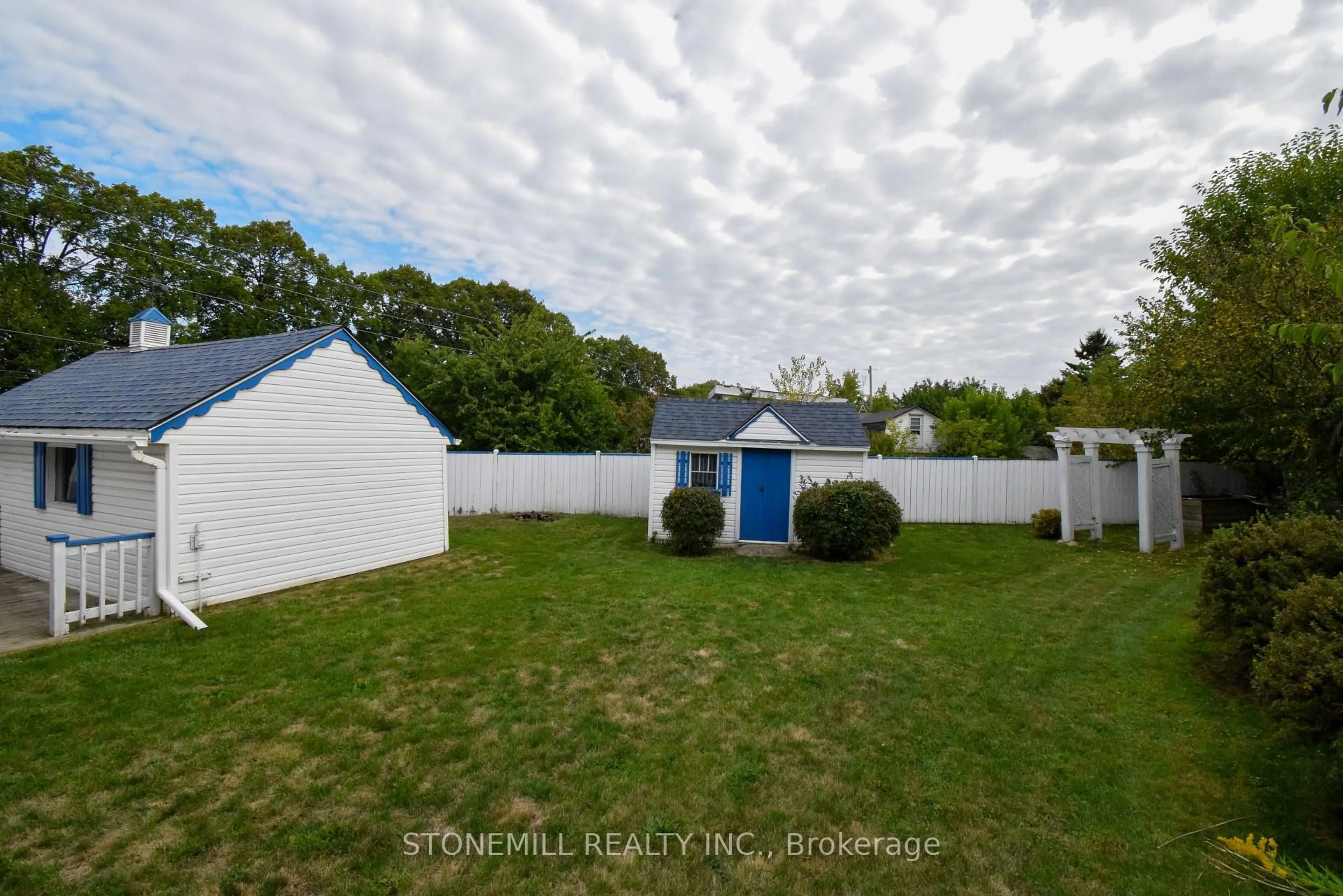 A pic from outside/outdoor area/front of a property/back of a property/a pic from drone, unknown for 272 Carlton St, St. Catharines Ontario L2N 1B9
