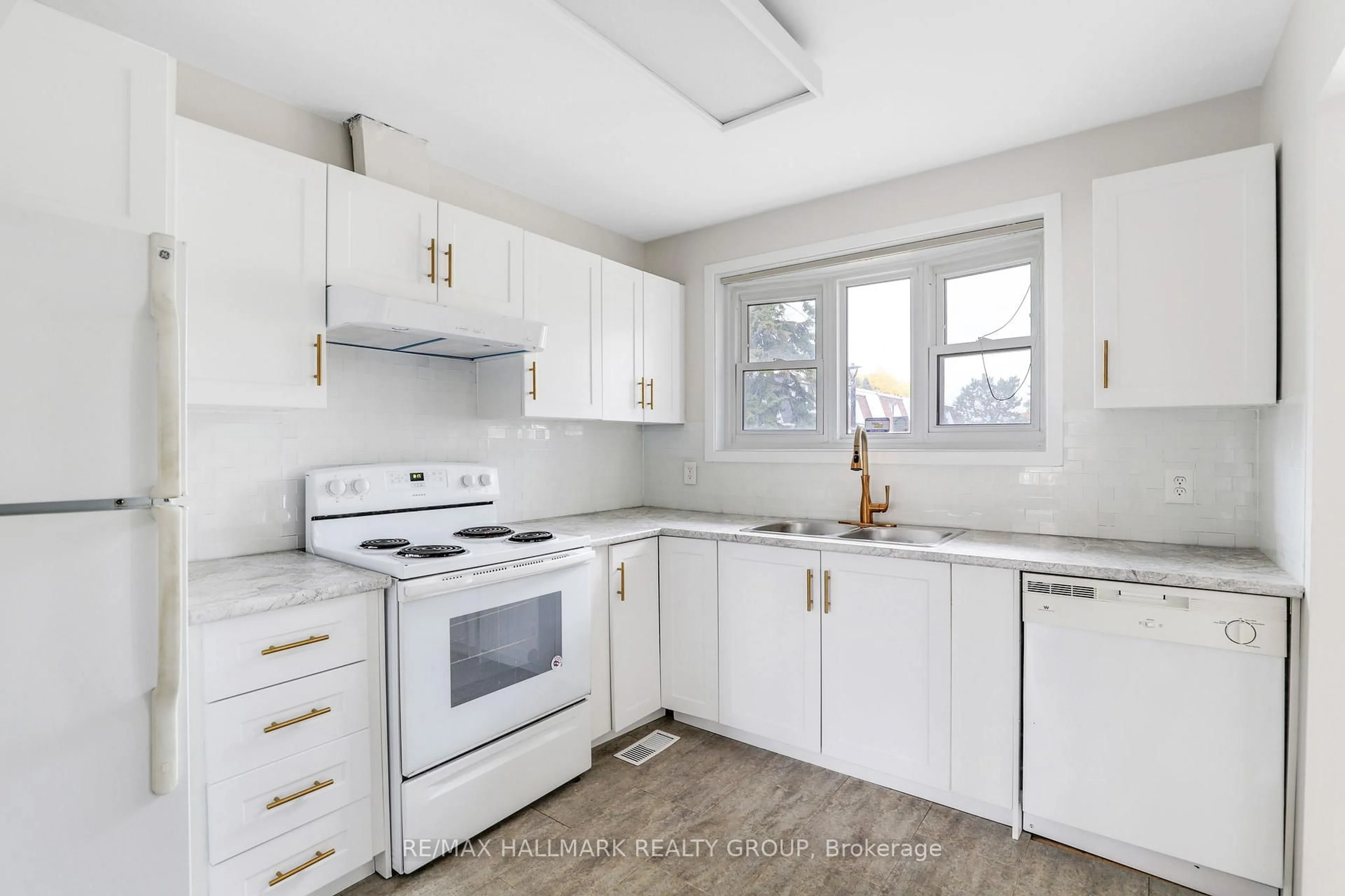 Standard kitchen, unknown for 920 Dynes Rd #44, Ottawa Ontario K2C 0G8