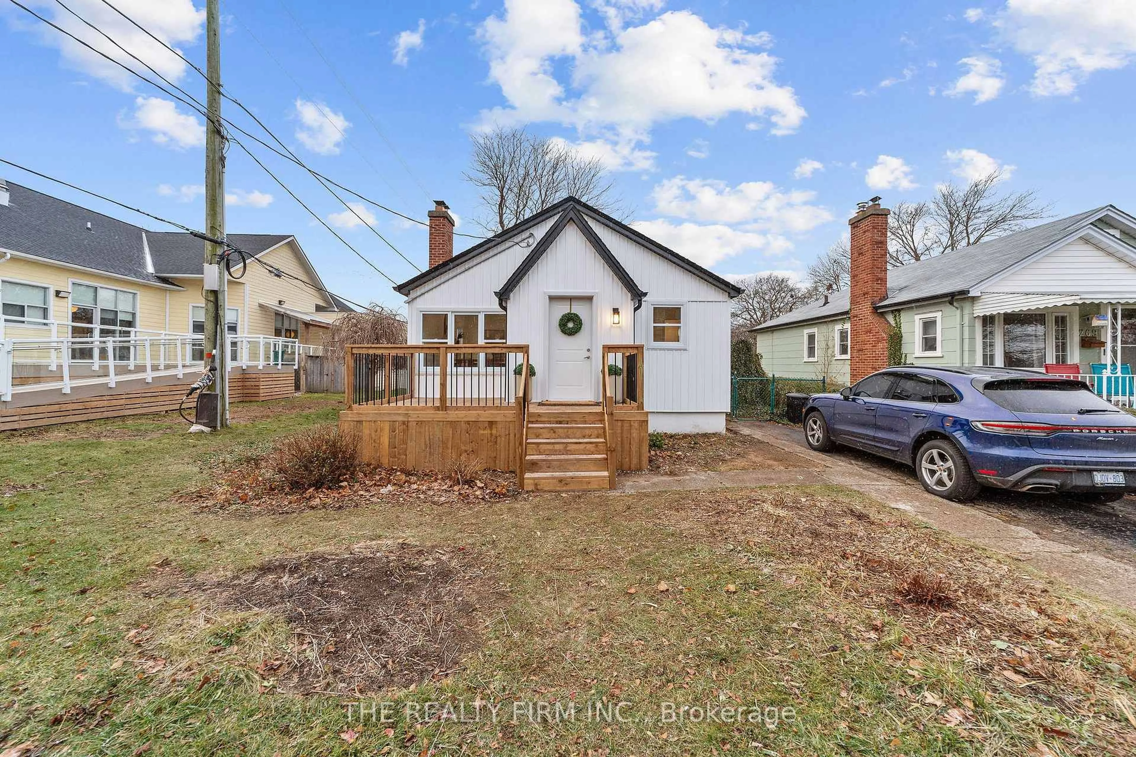 A pic from outside/outdoor area/front of a property/back of a property/a pic from drone, street for 271 Herkimer St, London South Ontario N6C 4S3