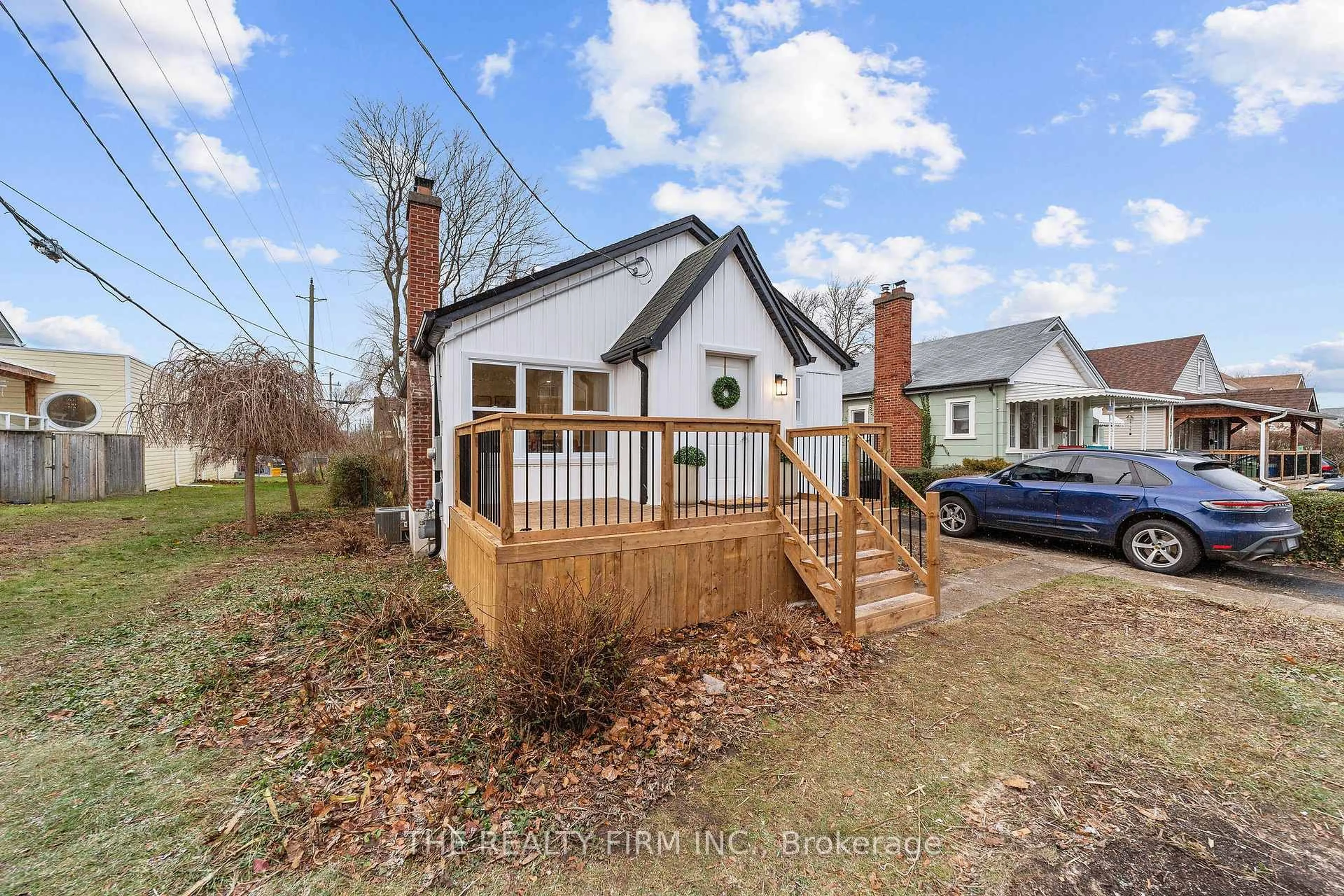 A pic from outside/outdoor area/front of a property/back of a property/a pic from drone, street for 271 Herkimer St, London South Ontario N6C 4S3