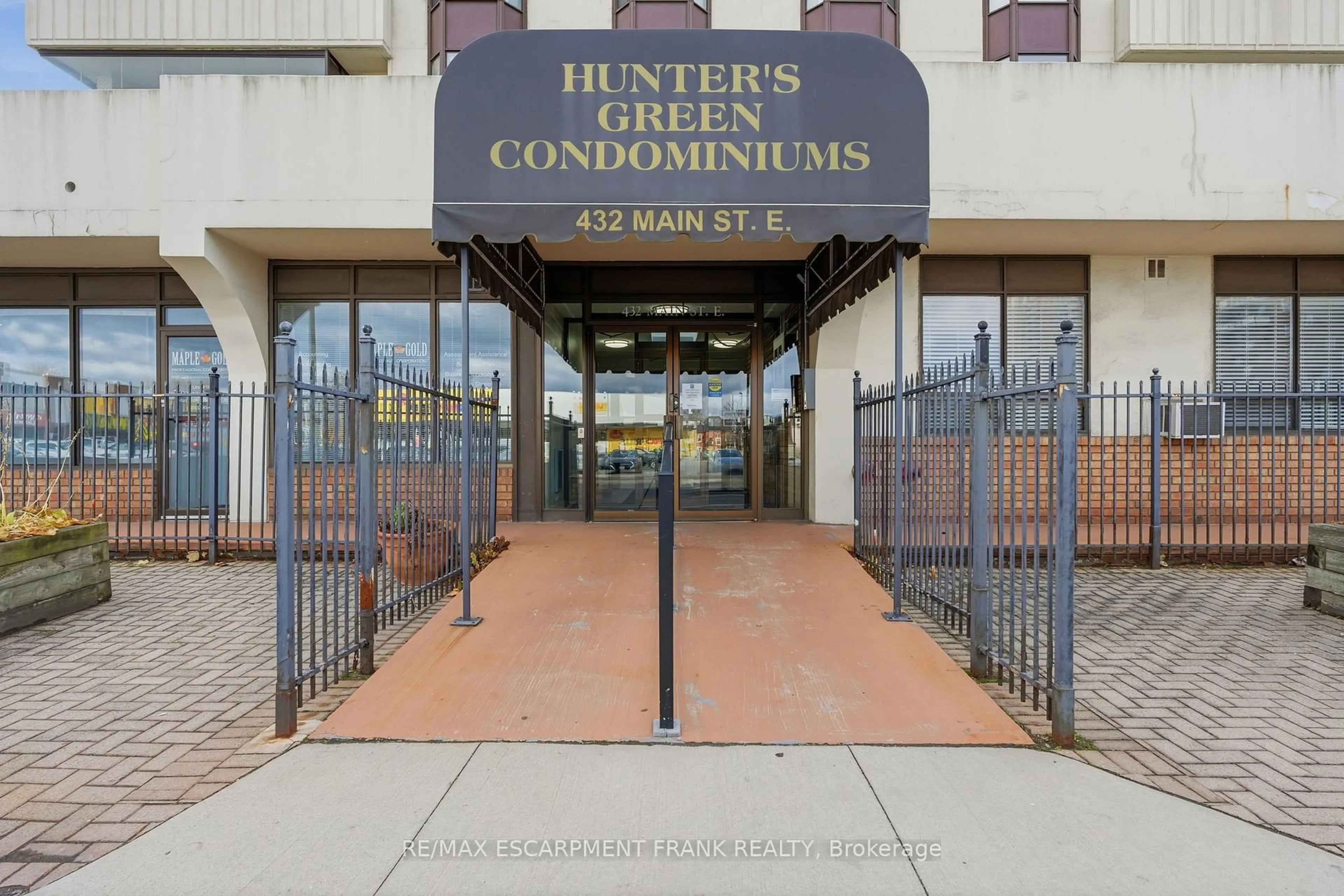 Indoor foyer for 432 Main St #902, Hamilton Ontario L8N 1J9