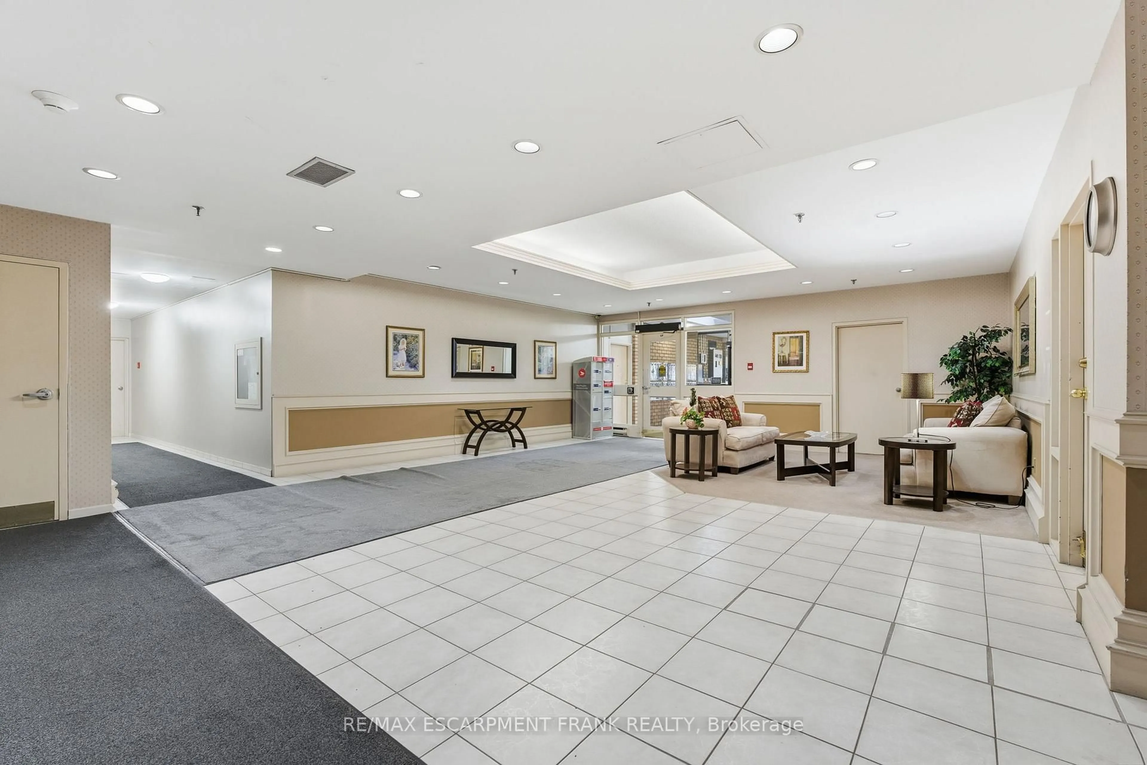 Indoor foyer for 432 Main St #902, Hamilton Ontario L8N 1J9