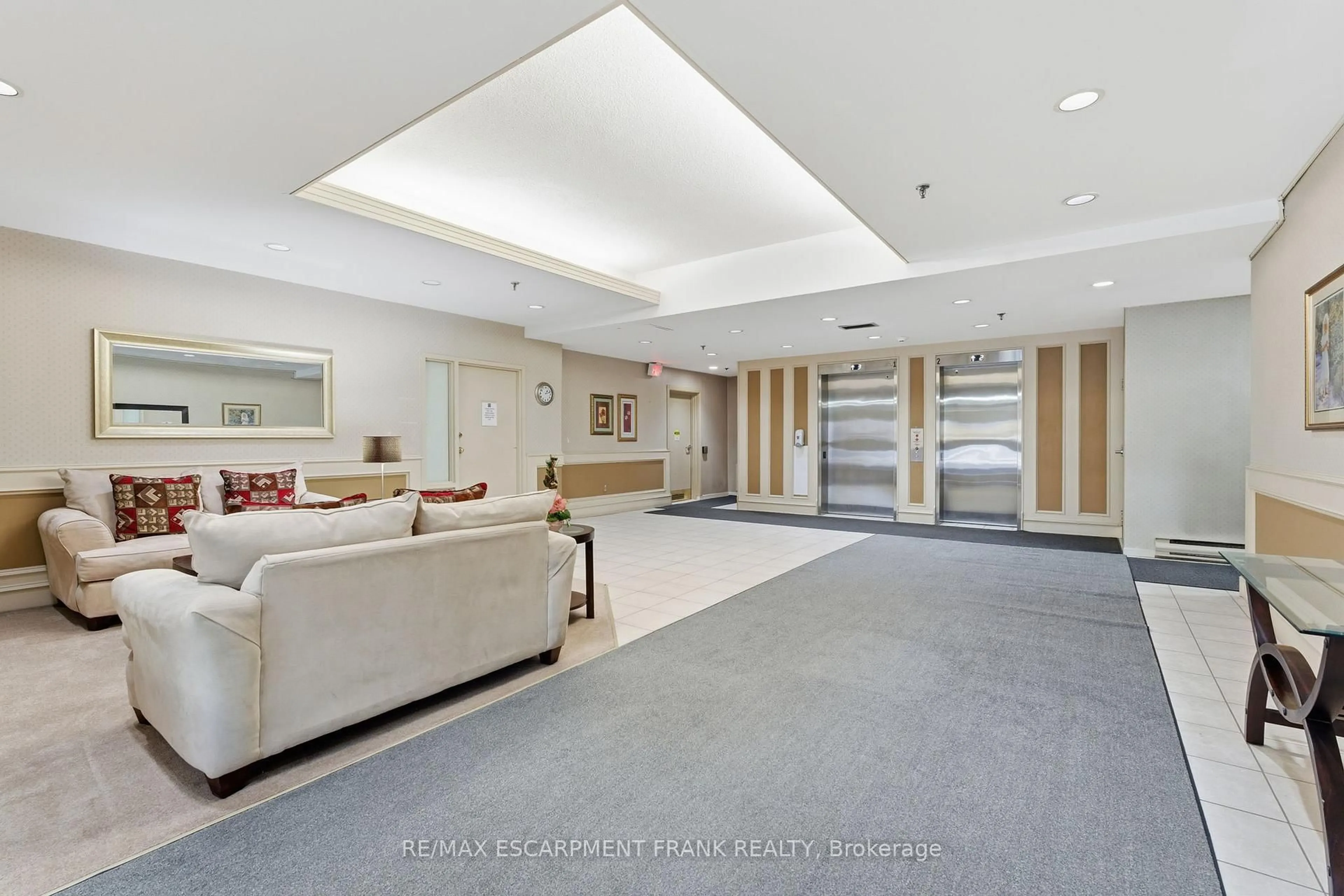 Indoor foyer for 432 Main St #902, Hamilton Ontario L8N 1J9