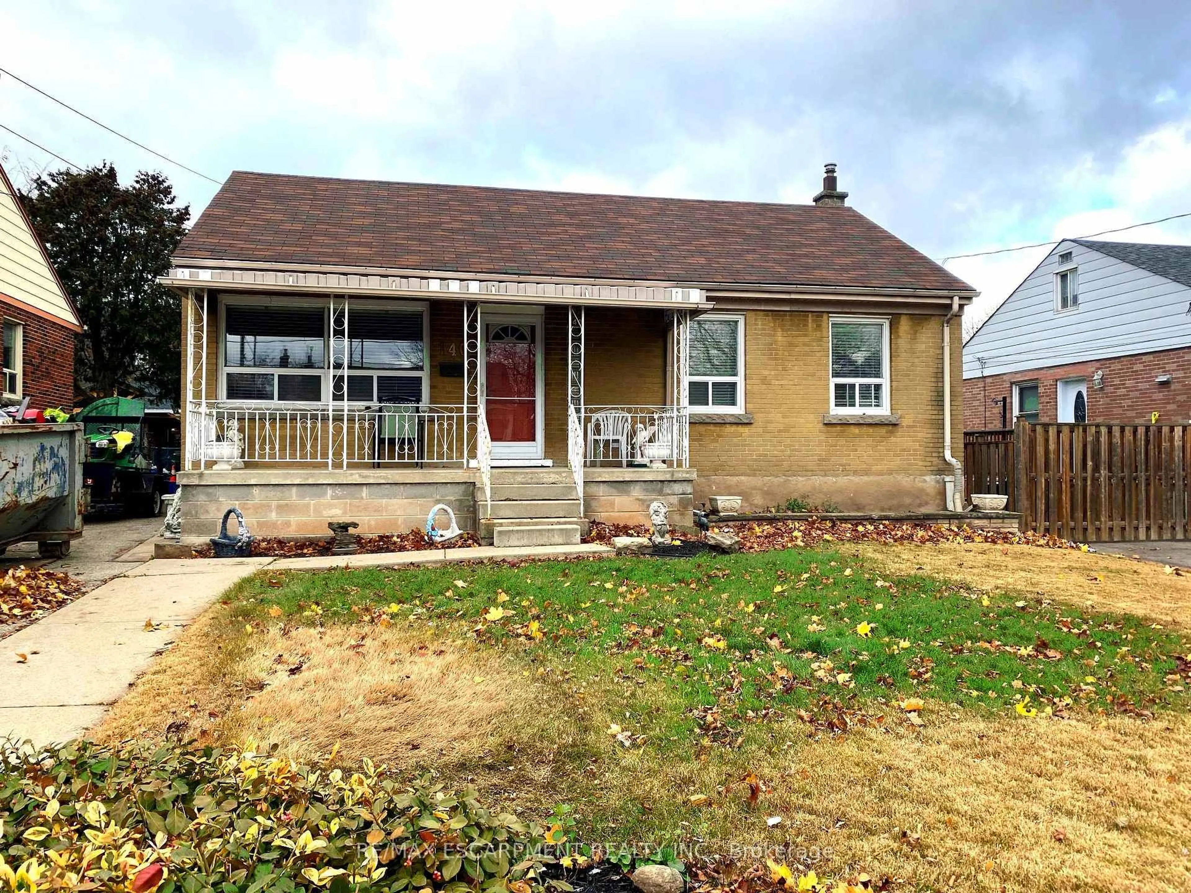 Home with vinyl exterior material, street for 140 Stewartdale Ave, Hamilton Ontario L8K 4P5