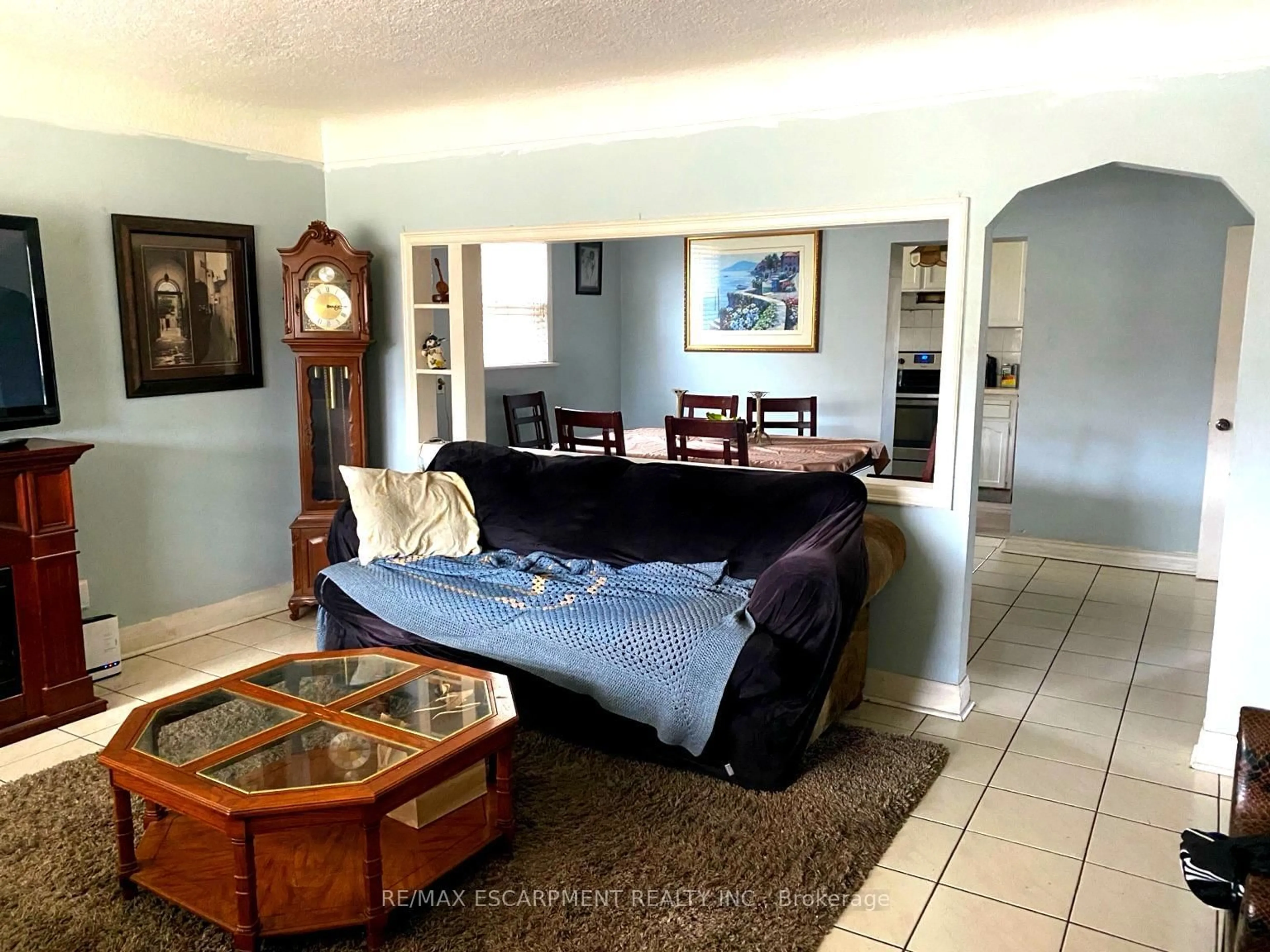 Living room with furniture, unknown for 140 Stewartdale Ave, Hamilton Ontario L8K 4P5