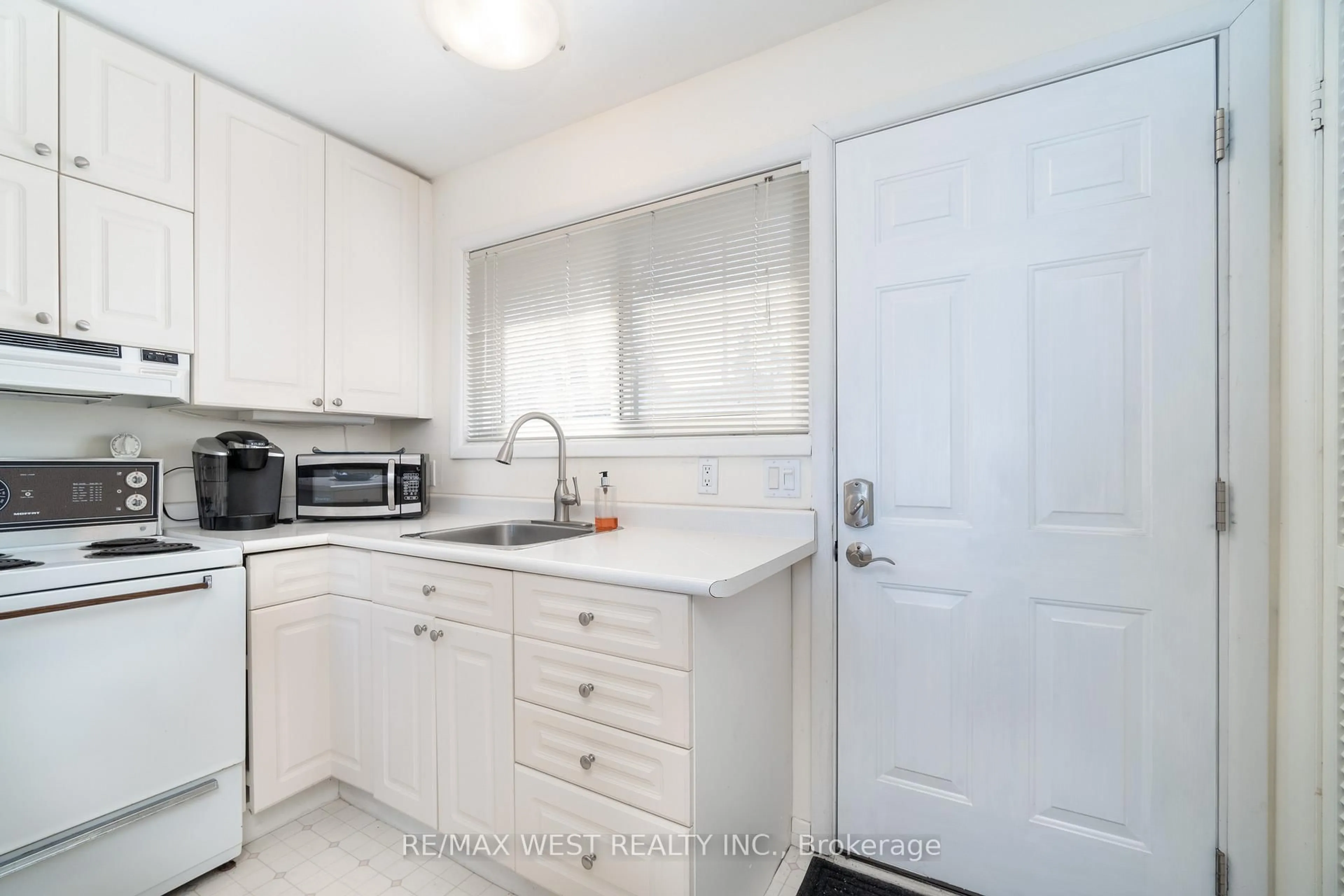 Standard kitchen, unknown for 209513 Hwy 26 #12A, Blue Mountains Ontario L9Y 0S5