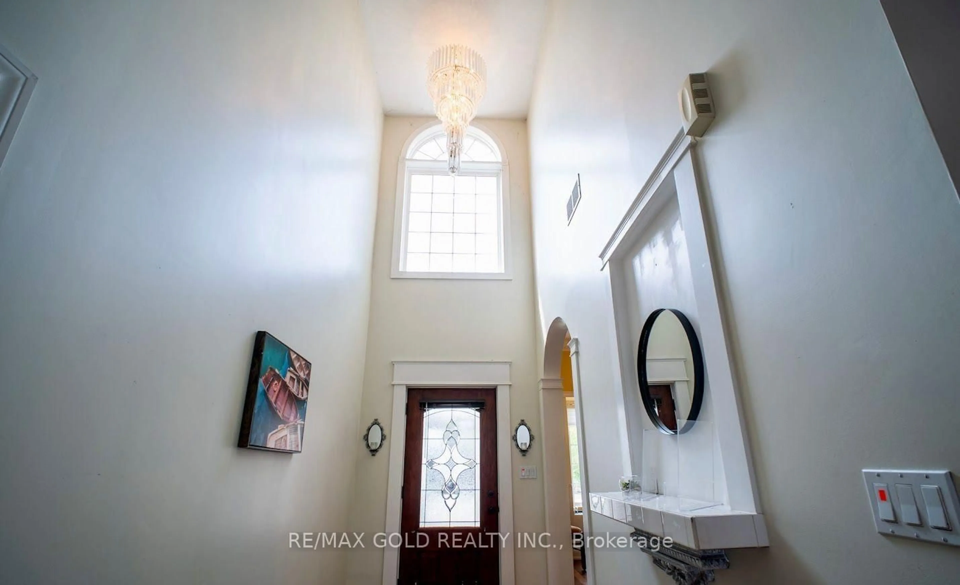 Indoor entryway for 8905 McGarry Dr, Niagara Falls Ontario L2H 3P1