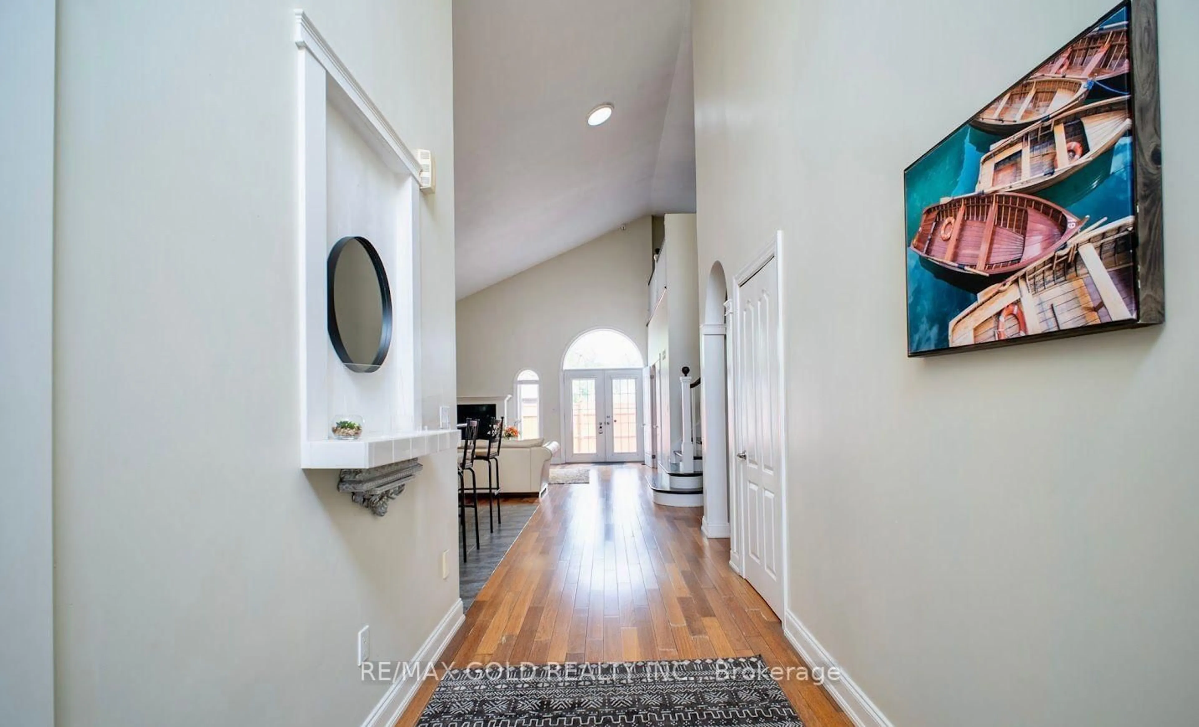 Indoor entryway for 8905 McGarry Dr, Niagara Falls Ontario L2H 3P1