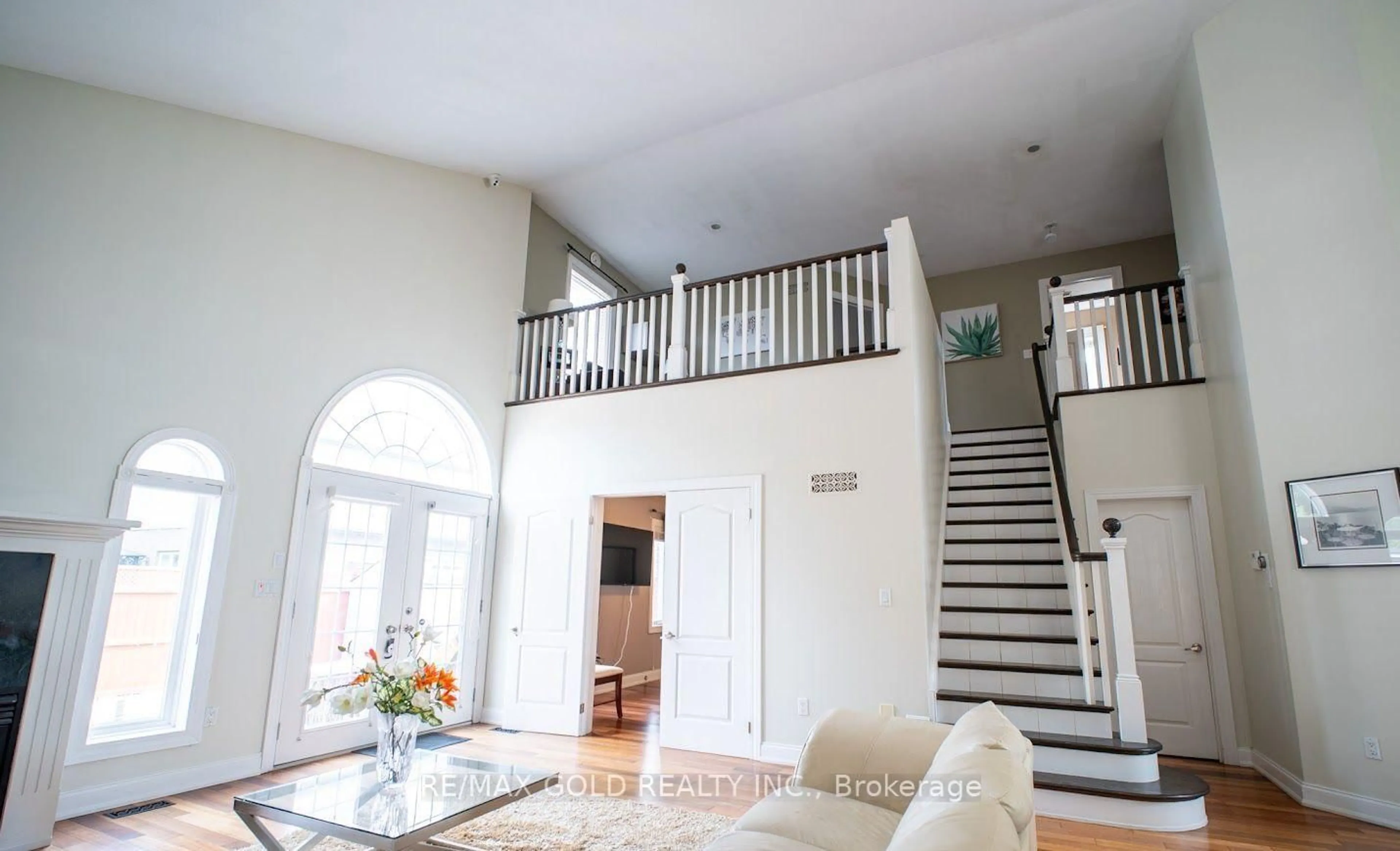 Indoor foyer for 8905 McGarry Dr, Niagara Falls Ontario L2H 3P1
