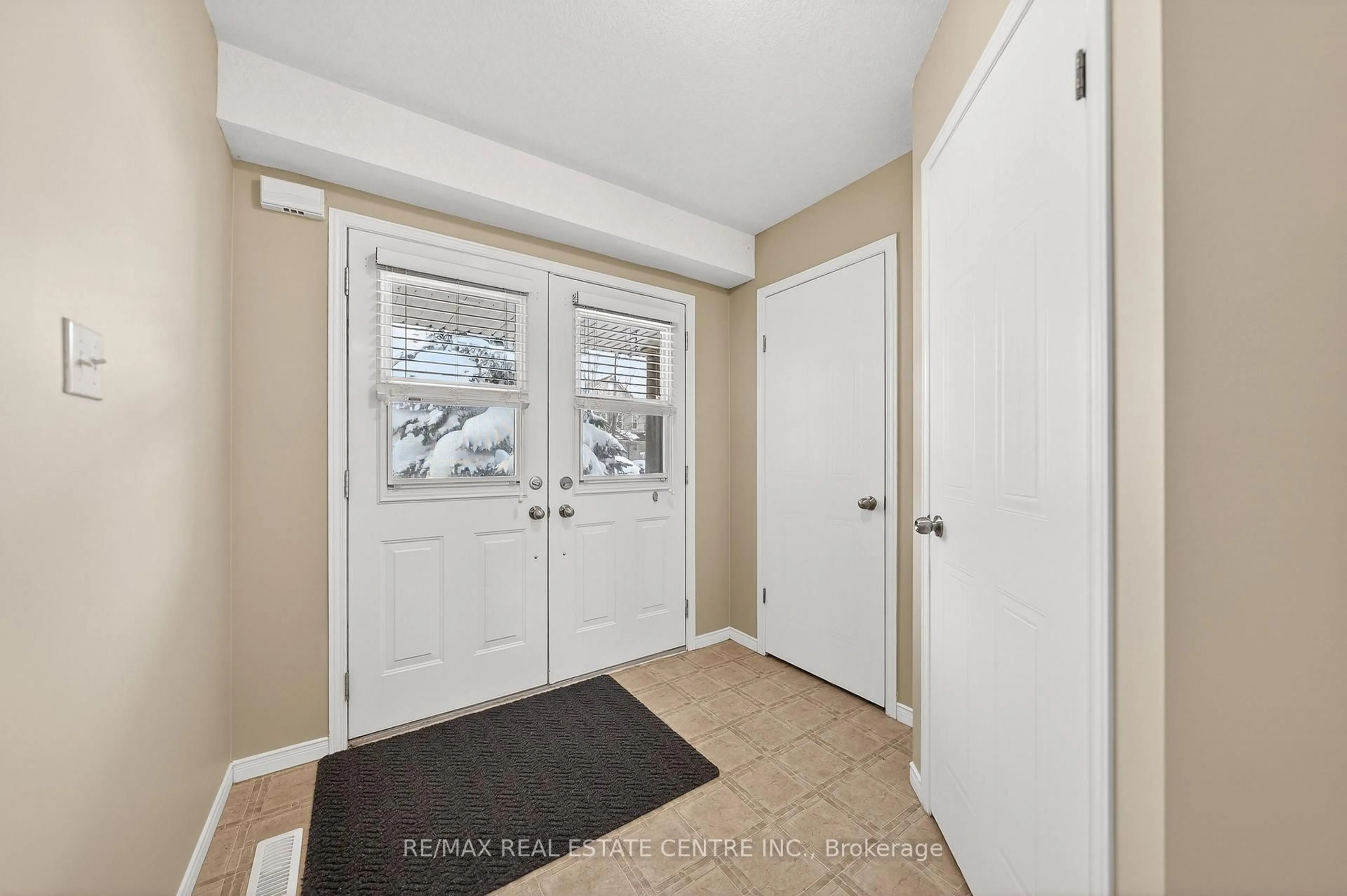 Indoor entryway for 775 KARLSFELD Rd, Waterloo Ontario N2T 2X2