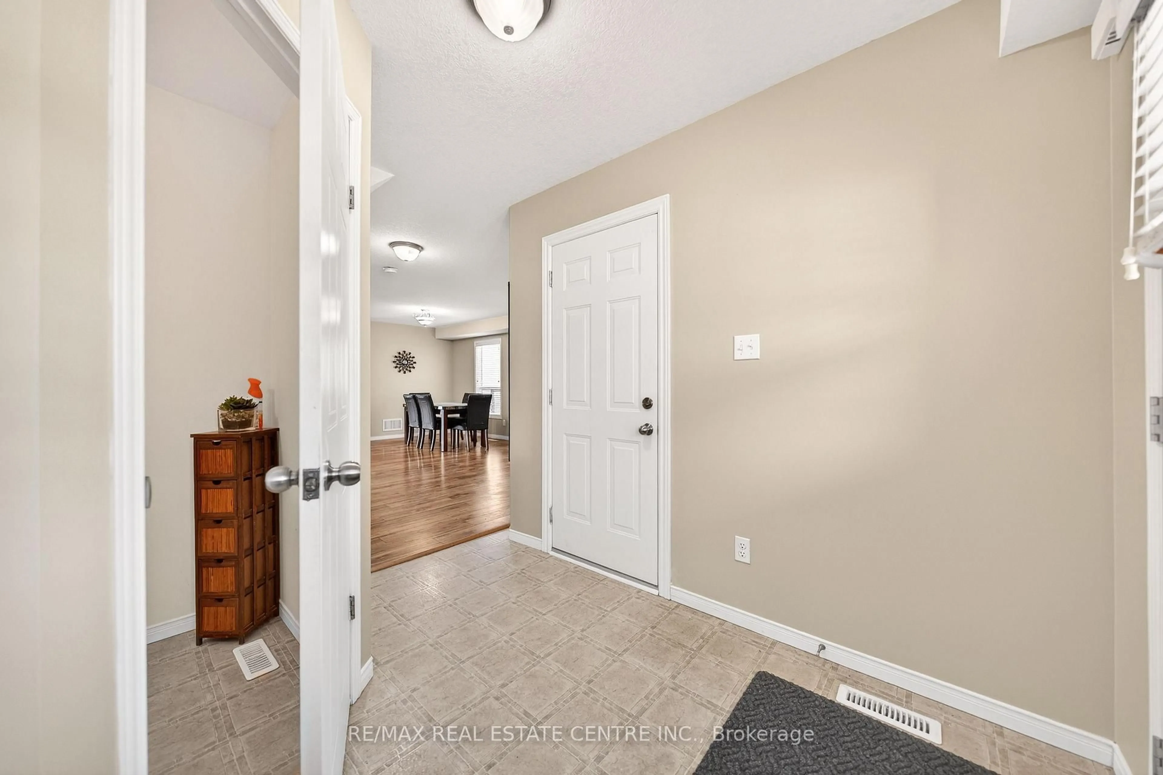 Indoor entryway for 775 KARLSFELD Rd, Waterloo Ontario N2T 2X2