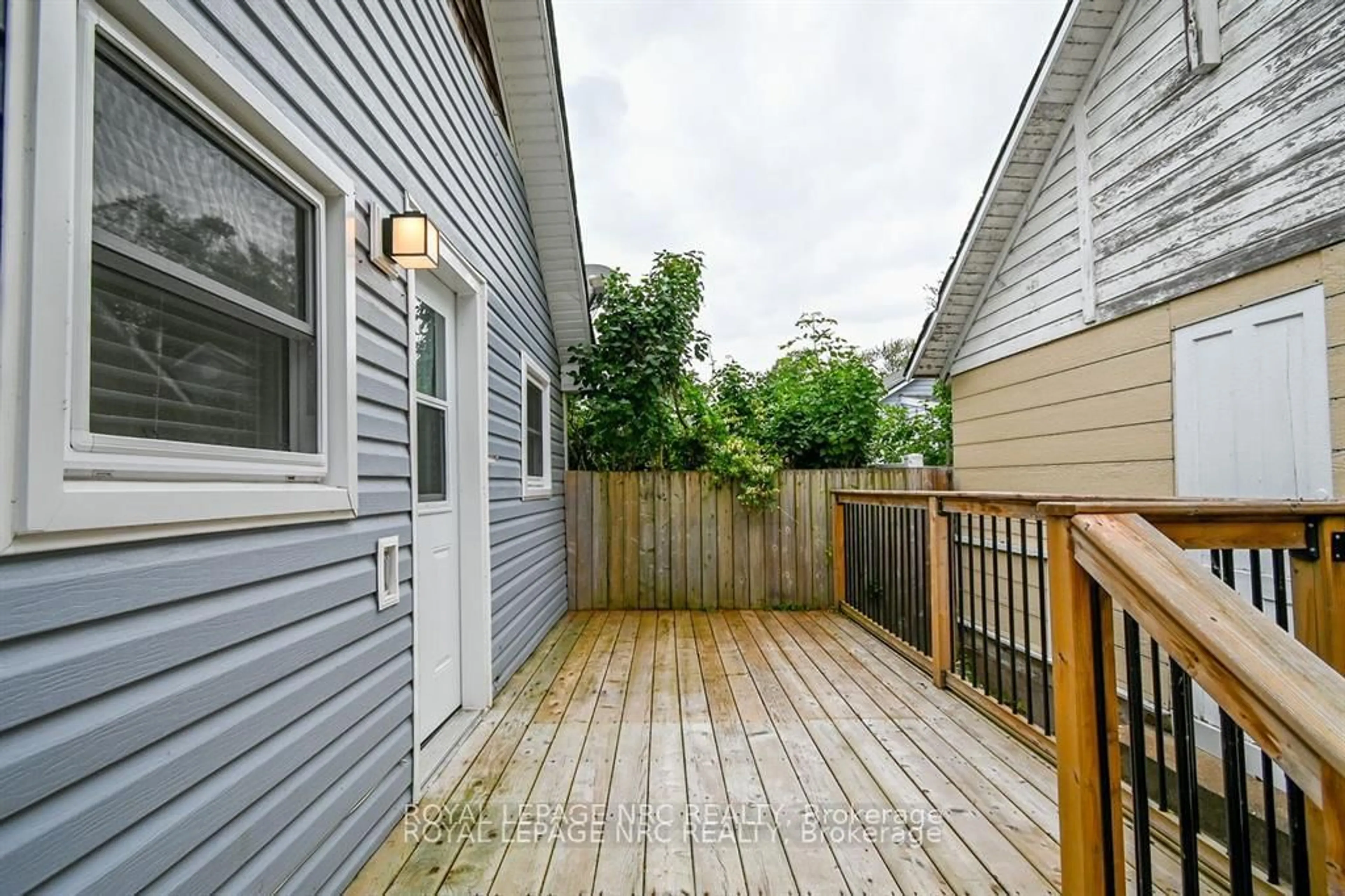 Patio, street for 387 Elmwood Ave, Fort Erie Ontario L0S 1B0