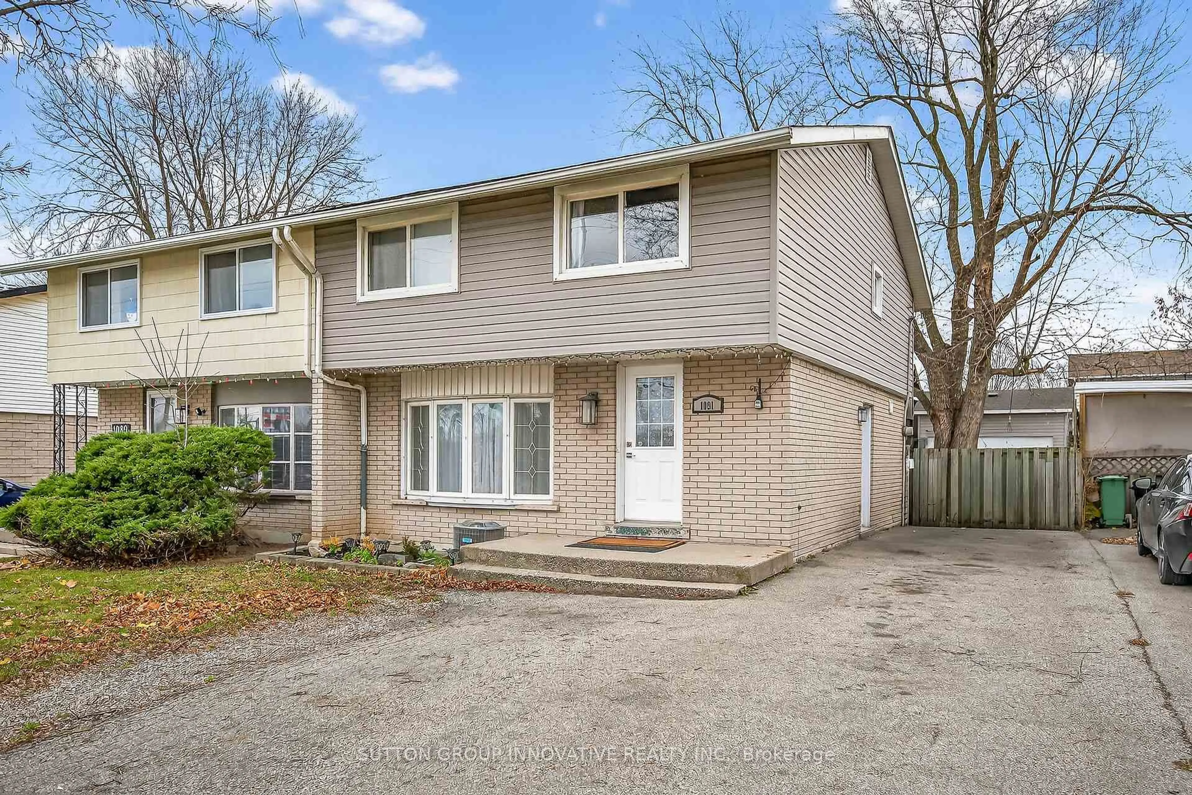 Home with vinyl exterior material, street for 1091 Upper Wellington St, Hamilton Ontario L9A 3S5