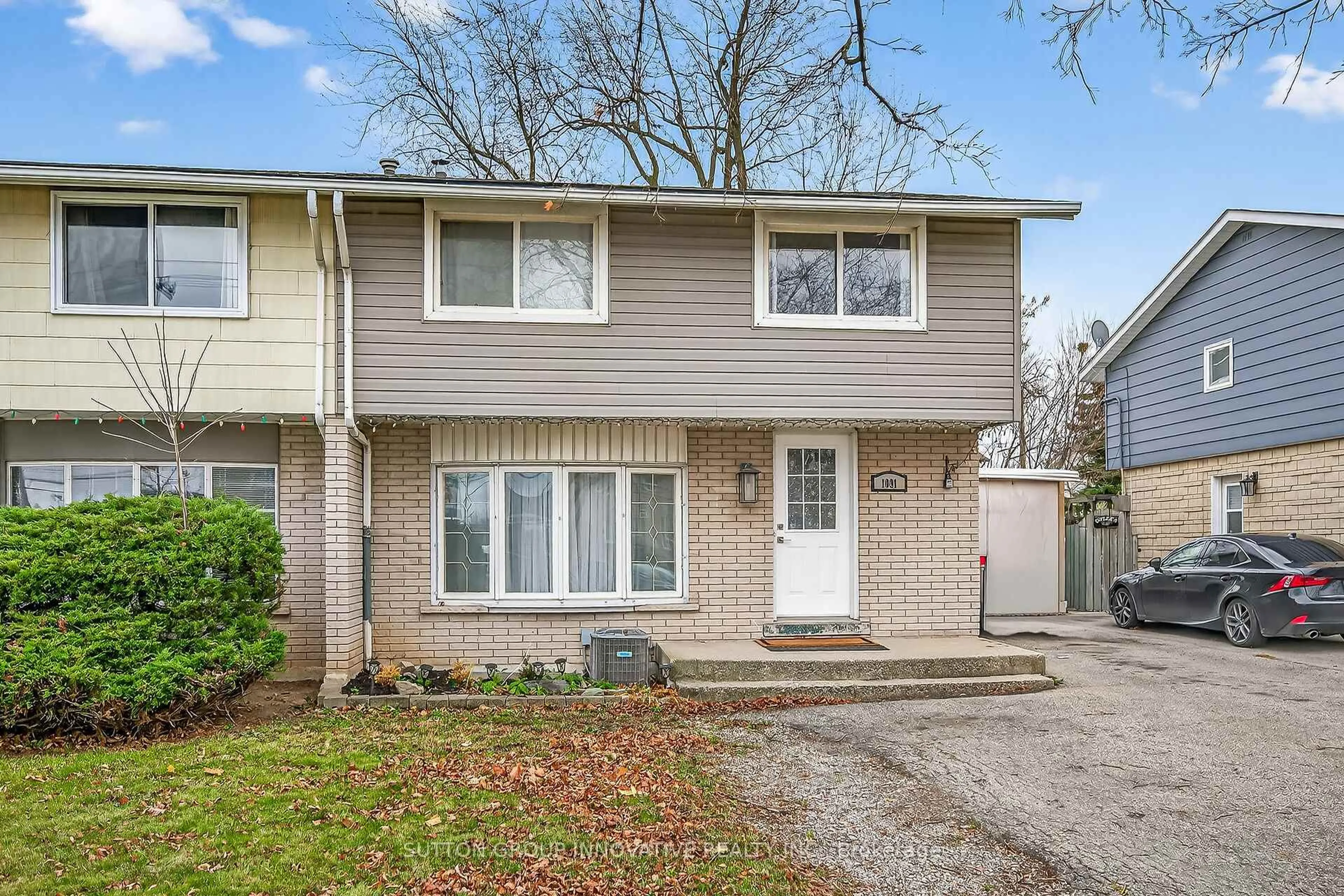 Home with vinyl exterior material, street for 1091 Upper Wellington St, Hamilton Ontario L9A 3S5