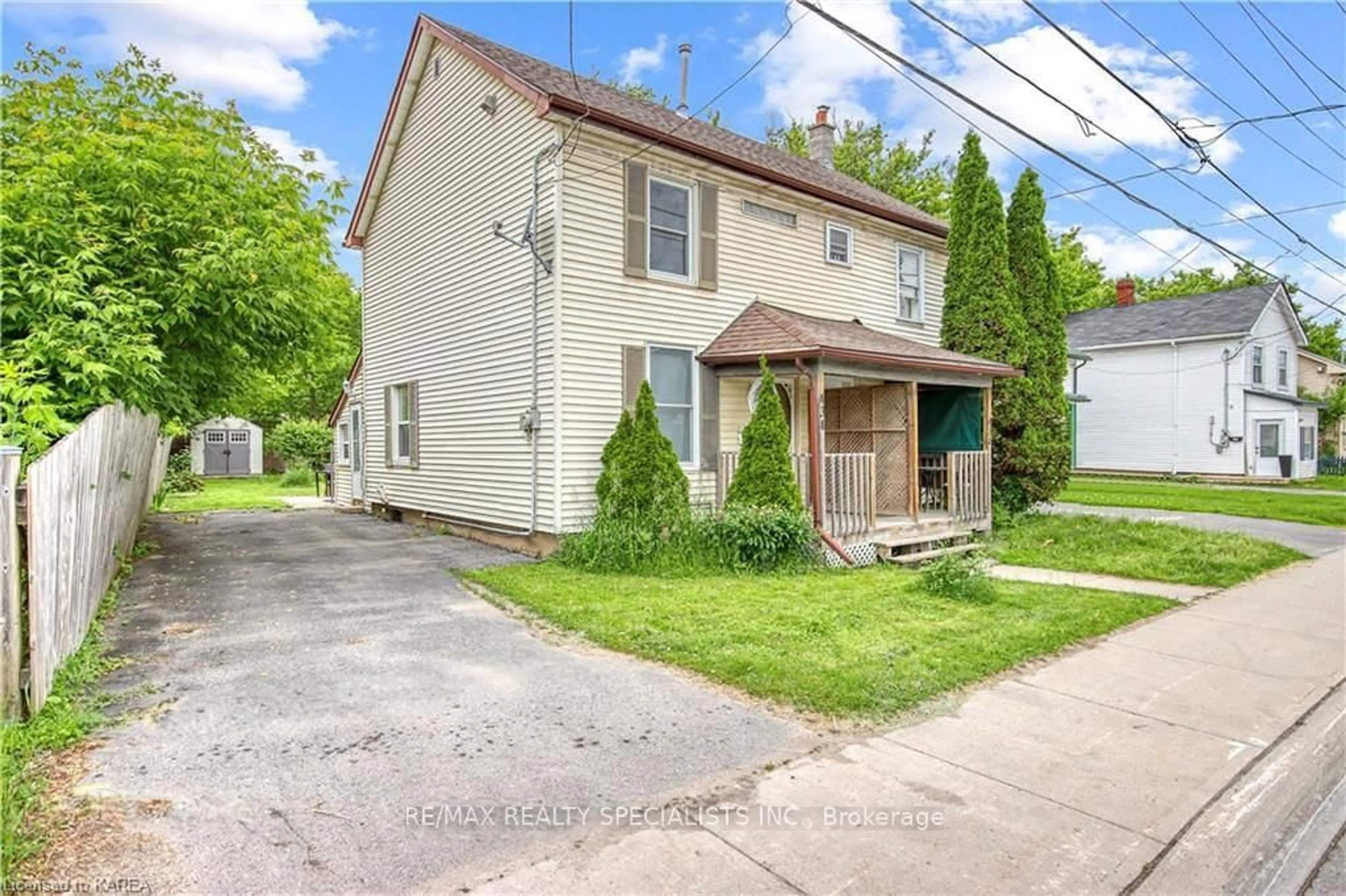 A pic from outside/outdoor area/front of a property/back of a property/a pic from drone, street for 434 Division St, Kingston Ontario K7K 4A9