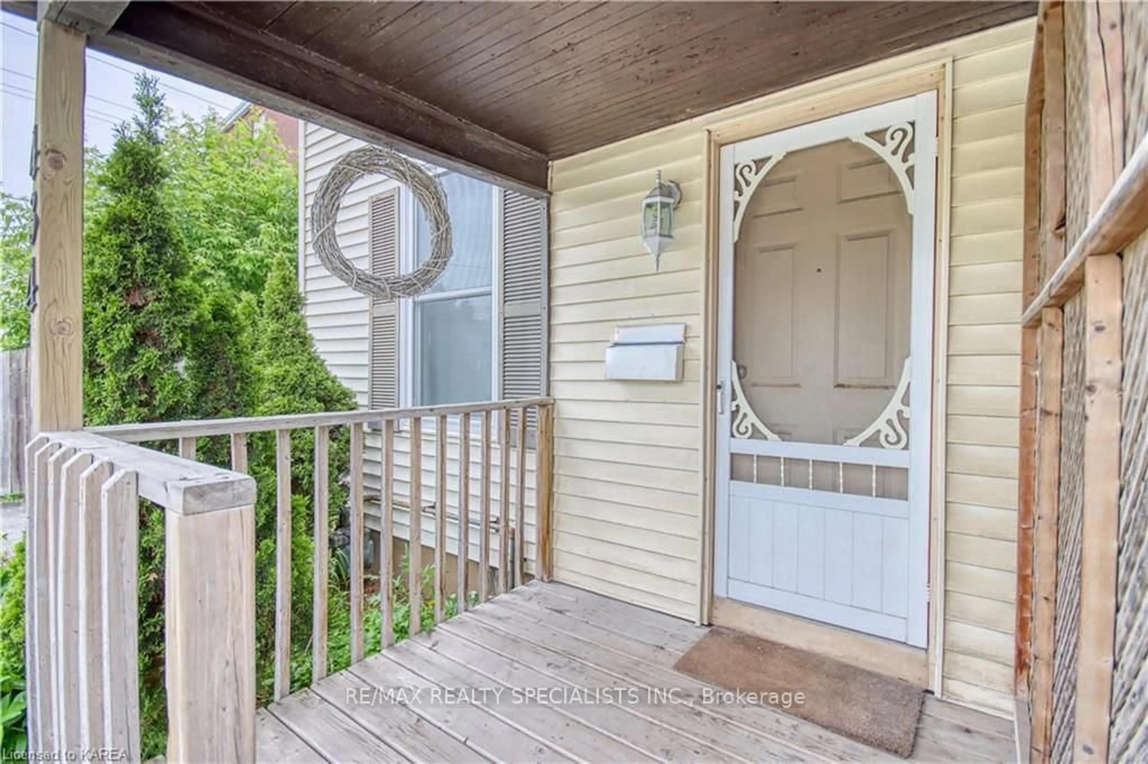 Indoor entryway for 434 Division St, Kingston Ontario K7K 4A9