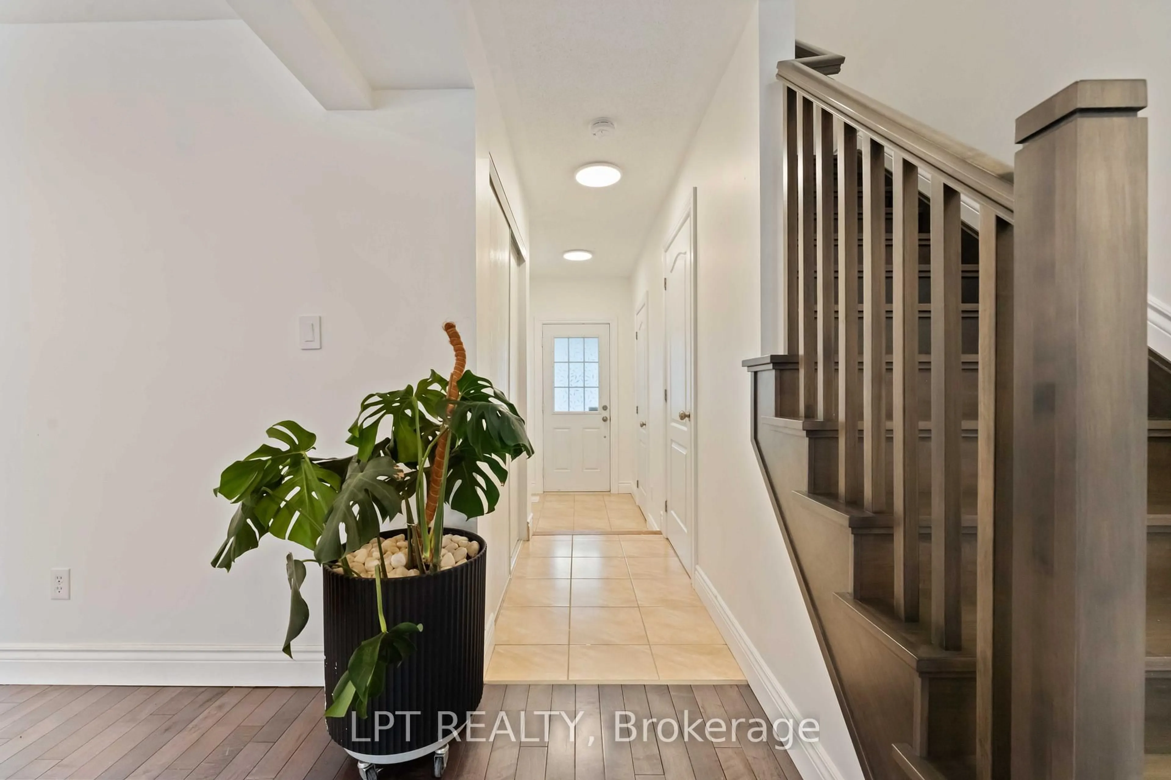 Indoor entryway for 213 Idlewild Private, Ottawa Ontario K2J 0P4