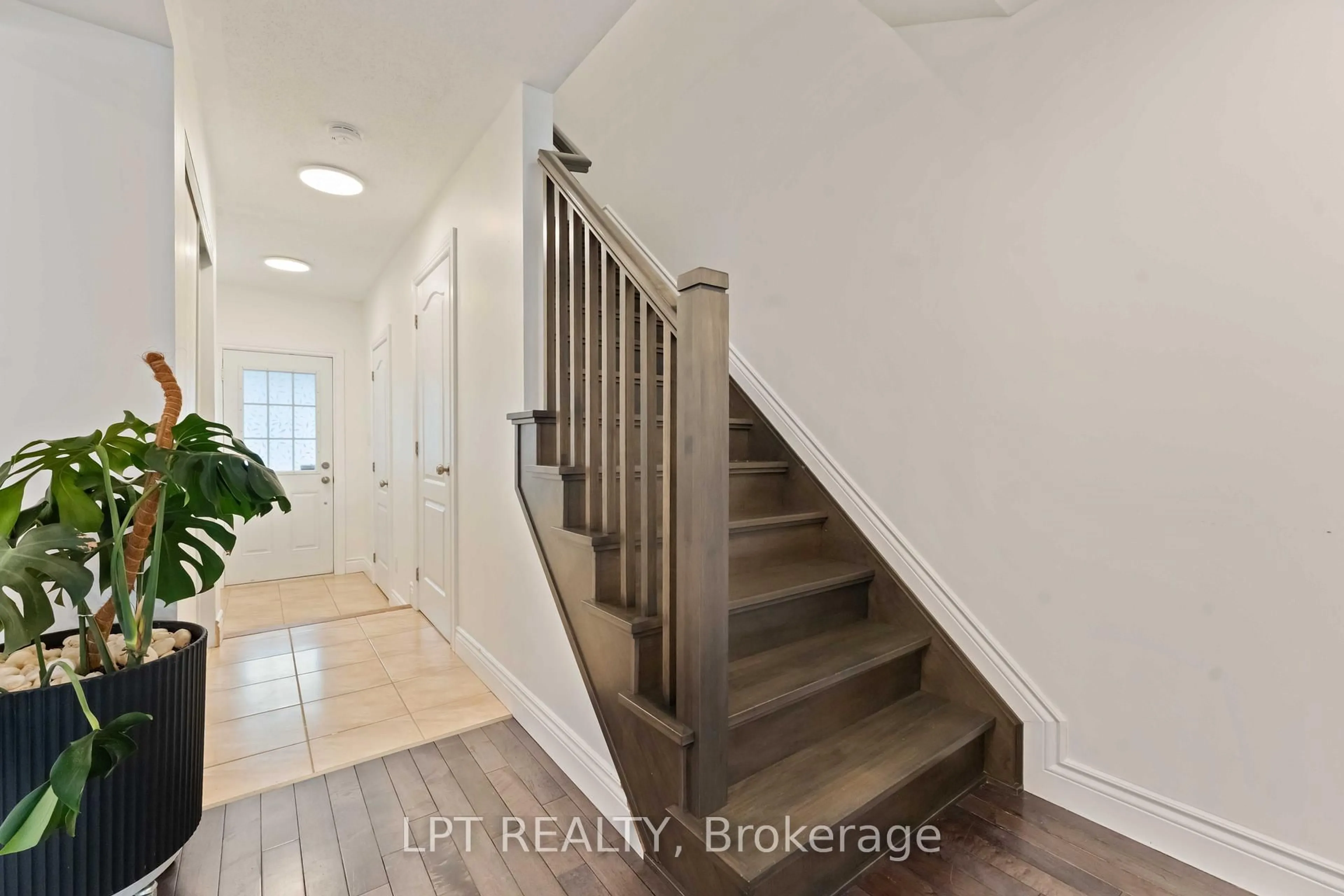 Indoor entryway for 213 Idlewild Private, Ottawa Ontario K2J 0P4