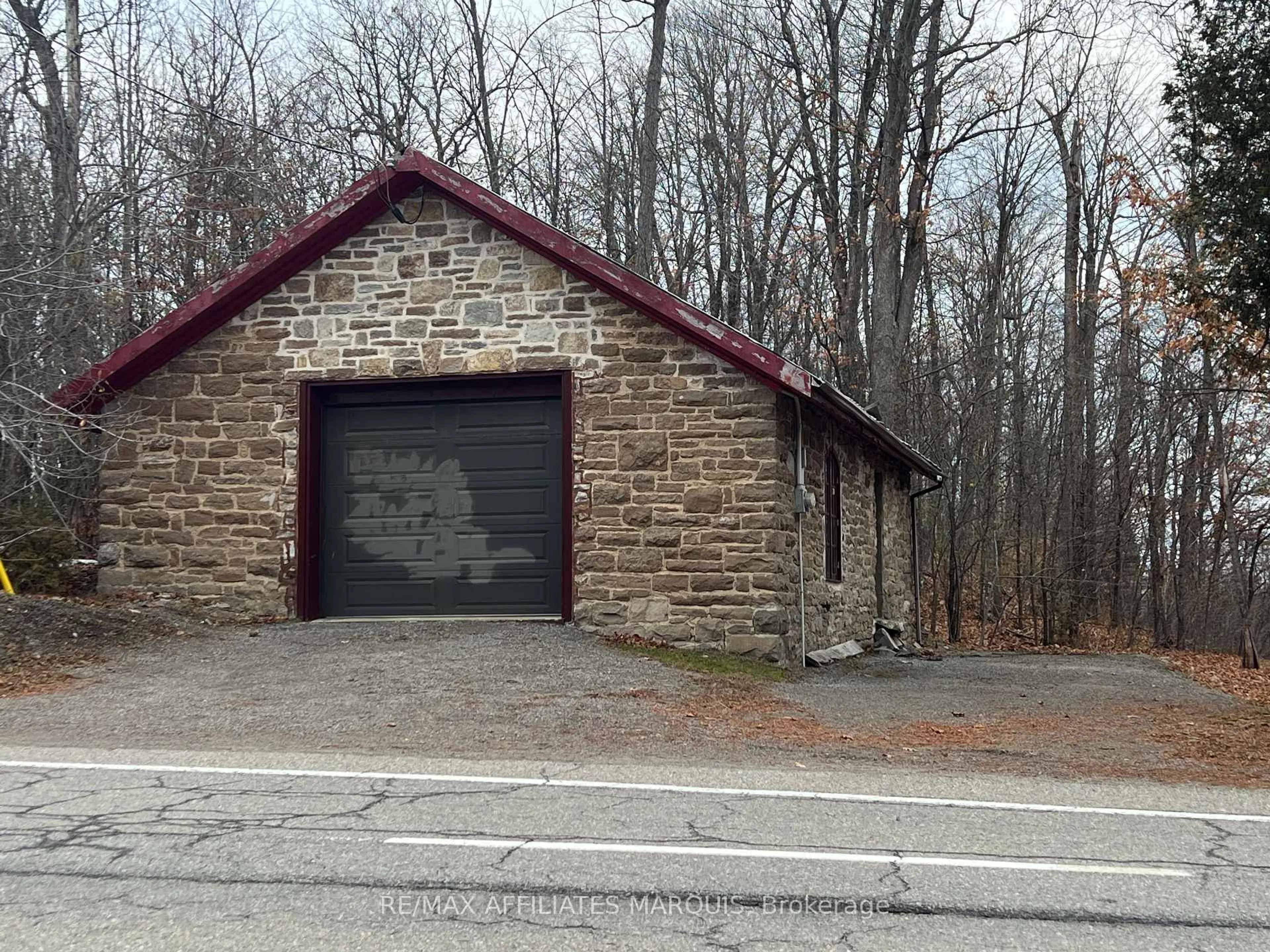 Indoor garage for 297 29 Highway, Smiths Falls Ontario K7A 4S5