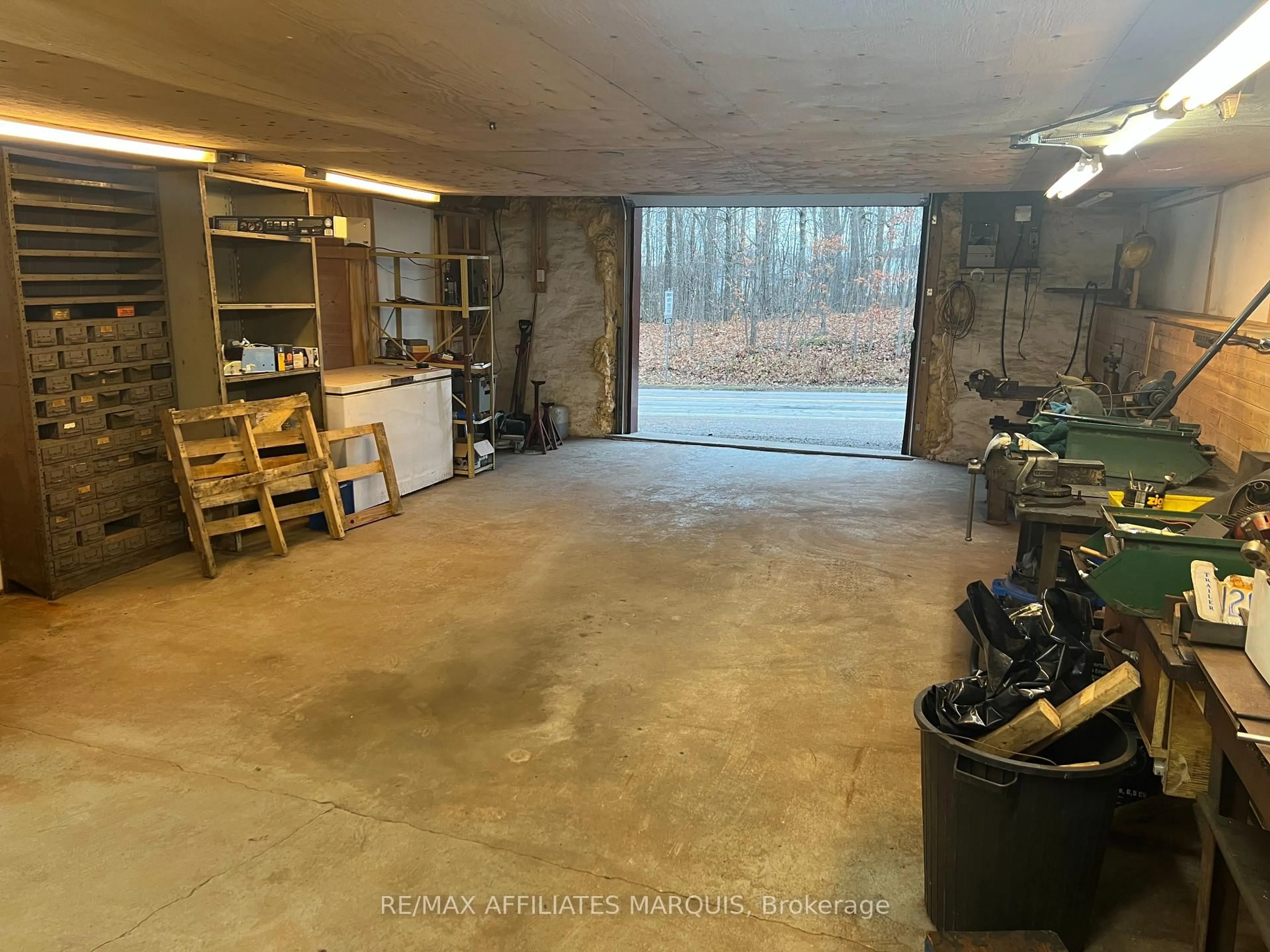 Indoor garage for 297 29 Highway, Smiths Falls Ontario K7A 4S5