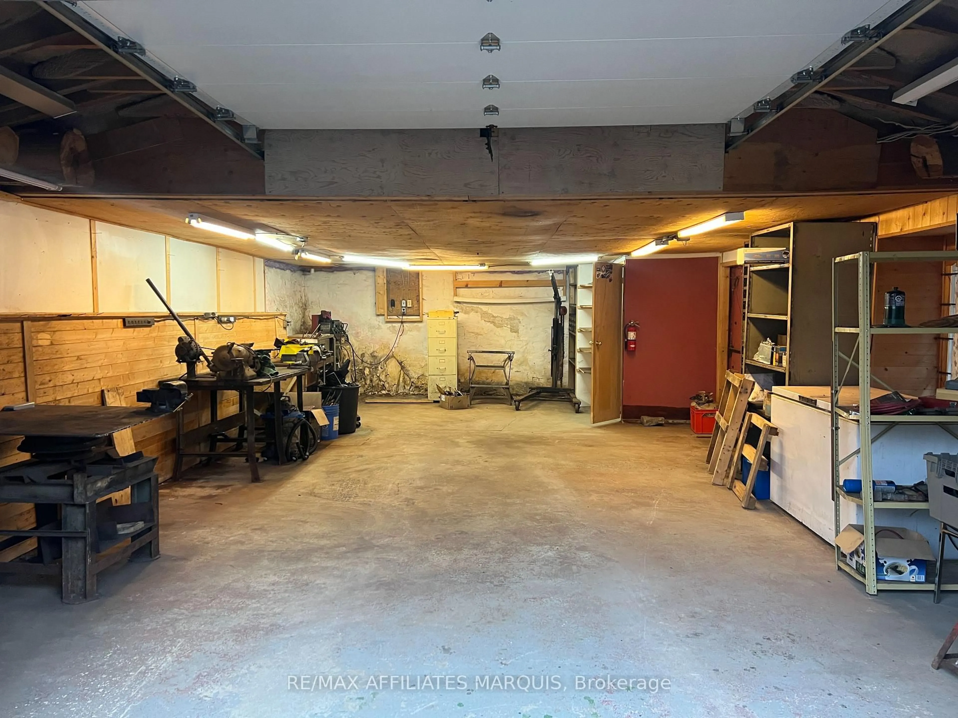 Indoor garage for 297 29 Highway, Smiths Falls Ontario K7A 4S5