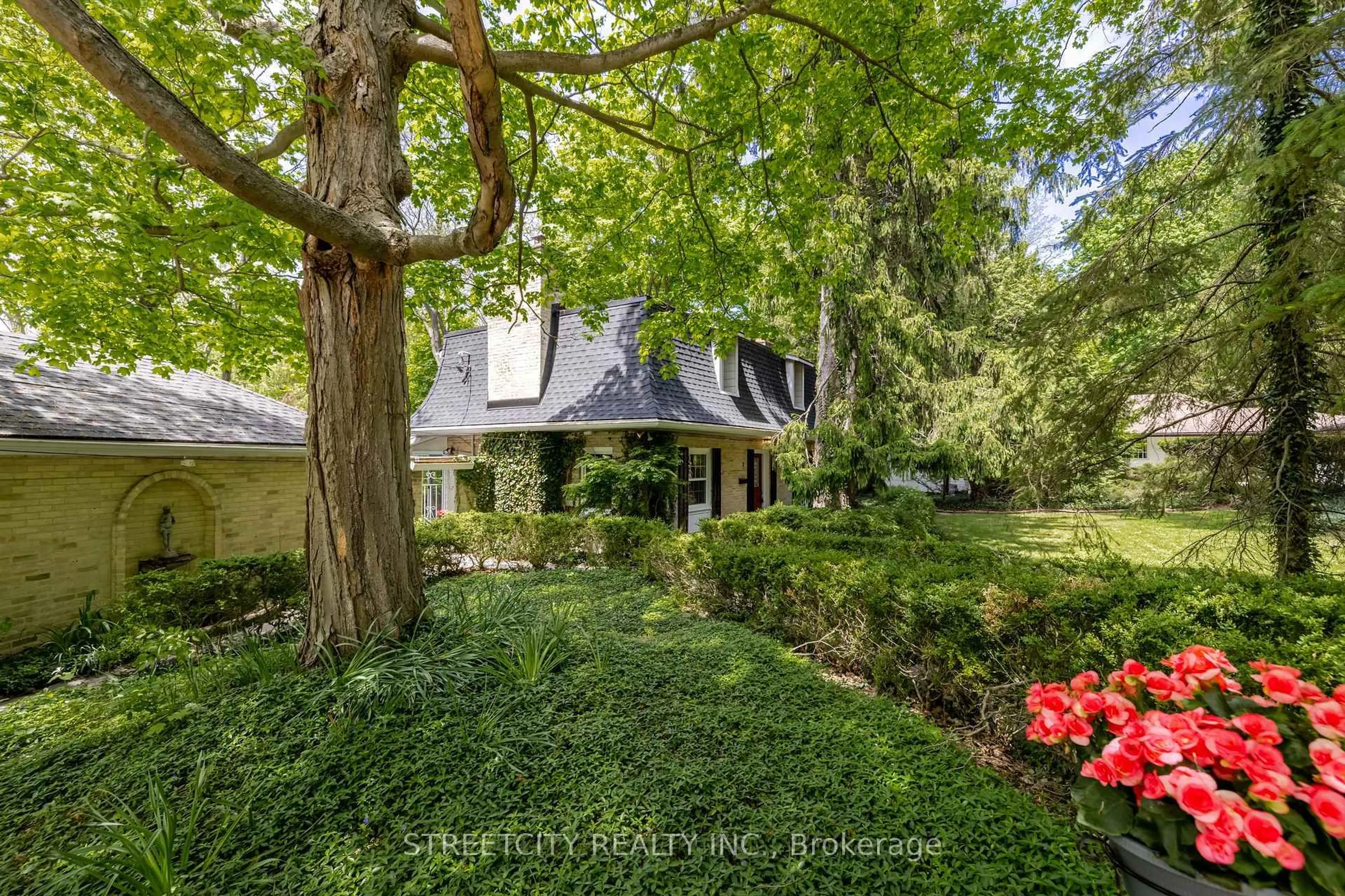 A pic from outside/outdoor area/front of a property/back of a property/a pic from drone, street for 2 Grosvenor St, London East Ontario N6A 1Y4