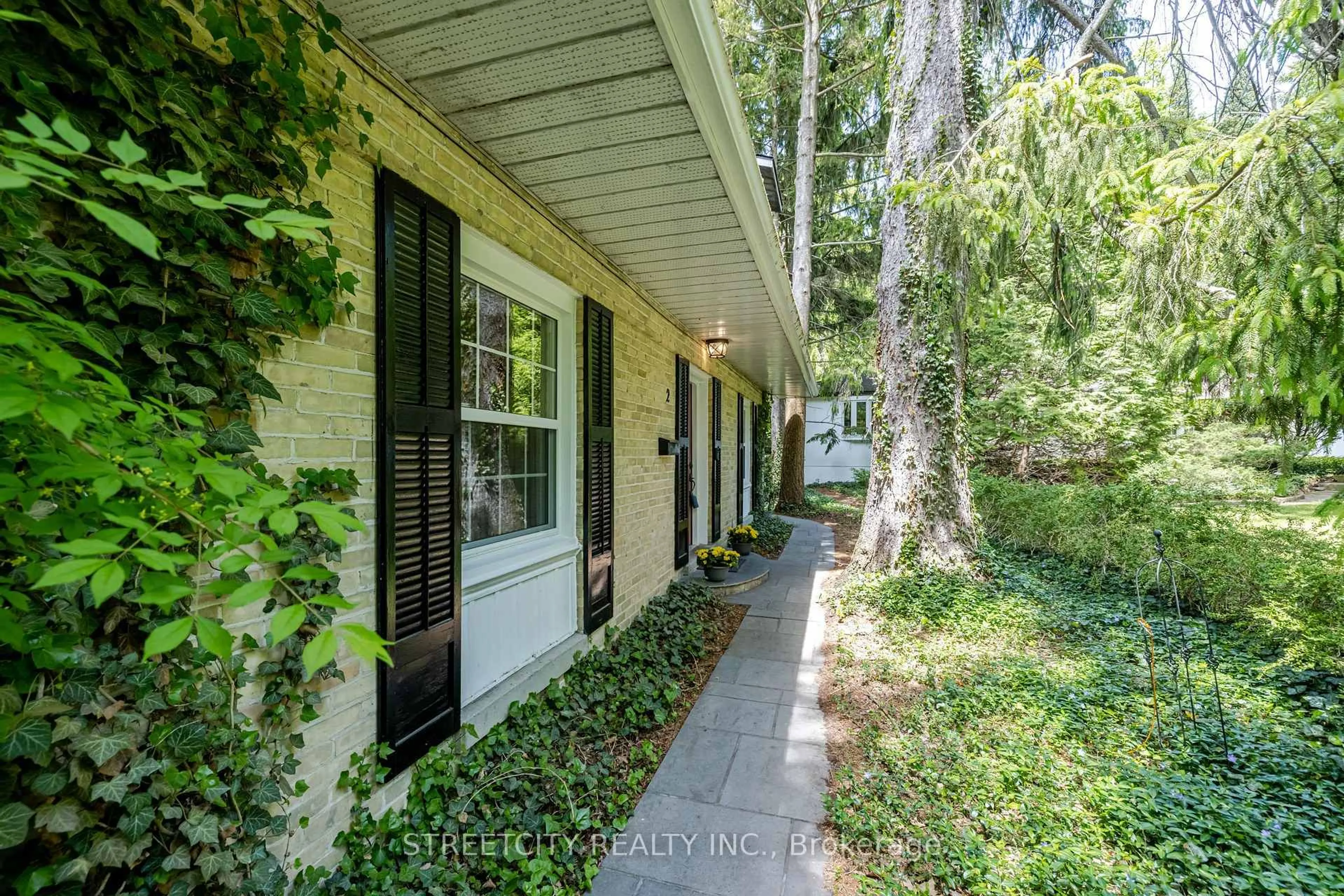 Unknown for 2 Grosvenor St, London East Ontario N6A 1Y4