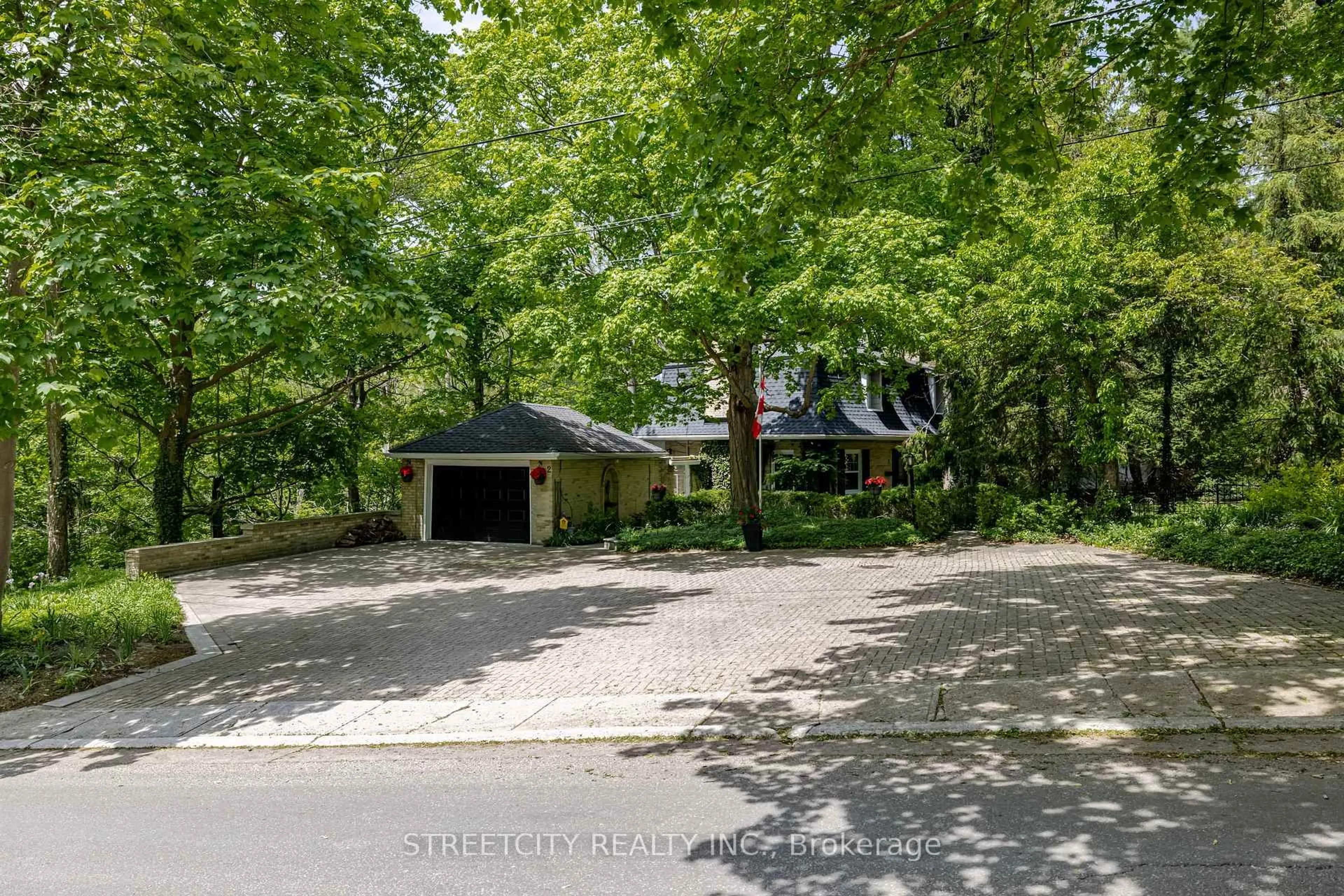 A pic from outside/outdoor area/front of a property/back of a property/a pic from drone, street for 2 Grosvenor St, London East Ontario N6A 1Y4