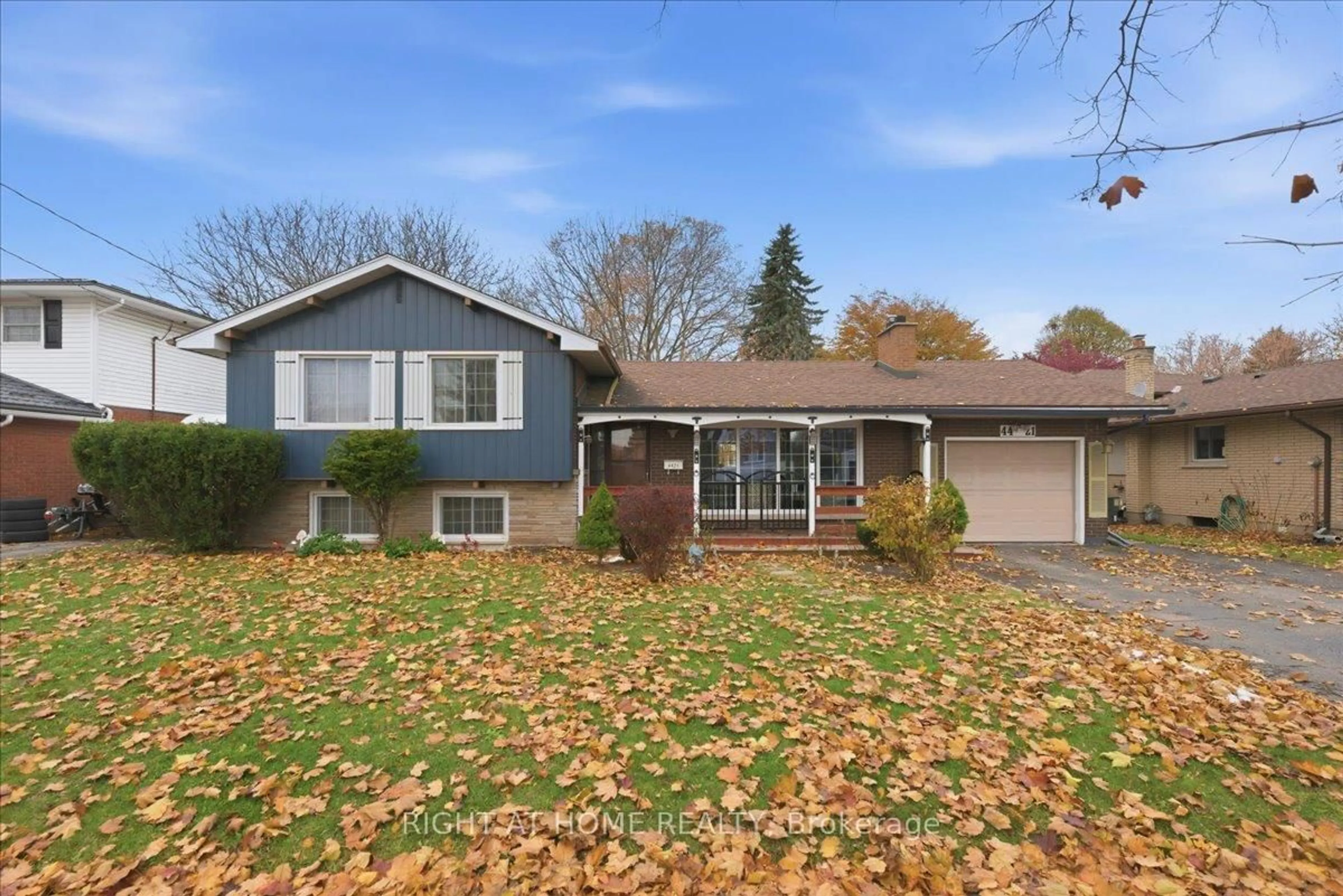 Home with vinyl exterior material, street for 4421 Pettit Ave, Niagara Falls Ontario L2E 6K9