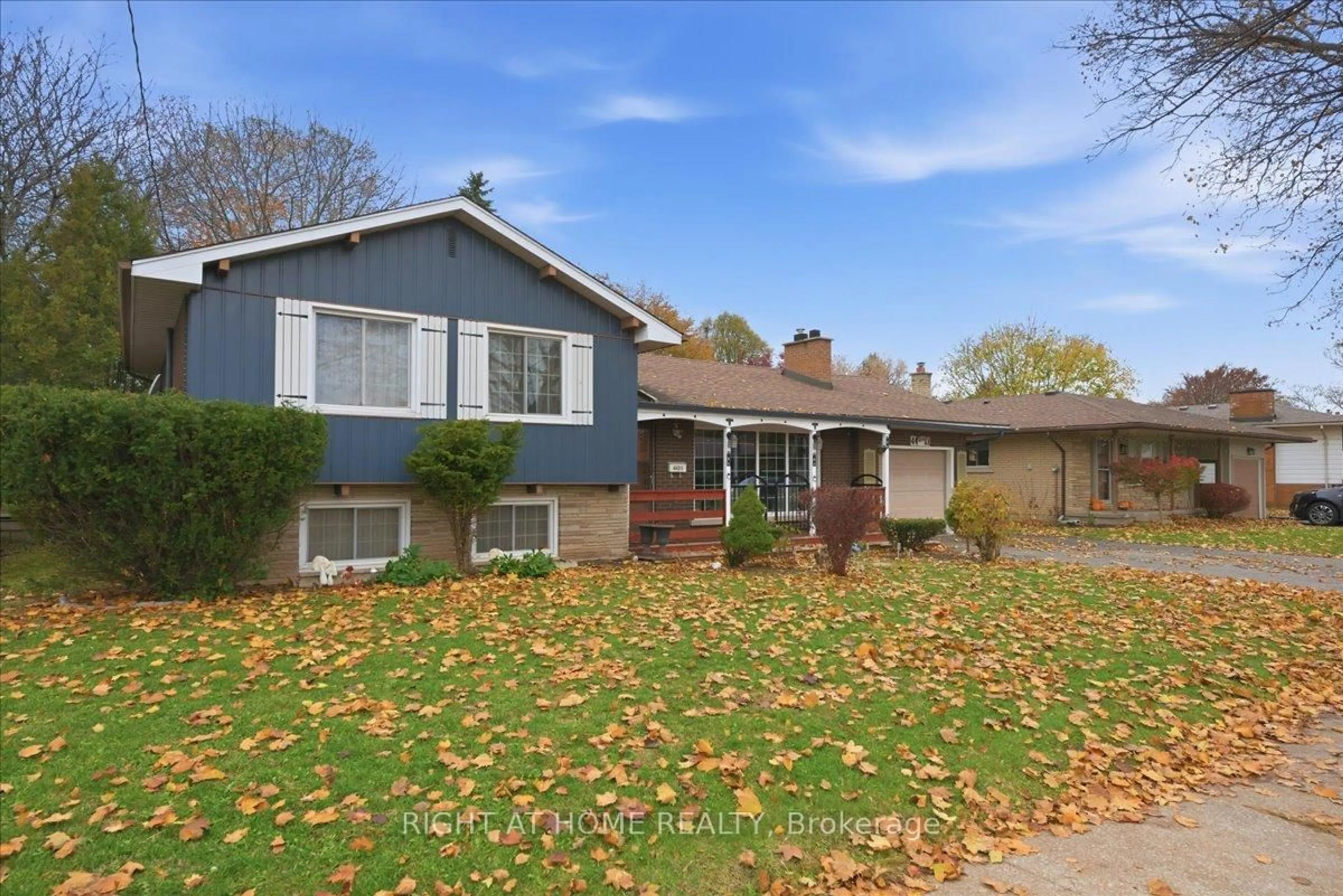 Home with vinyl exterior material, street for 4421 Pettit Ave, Niagara Falls Ontario L2E 6K9