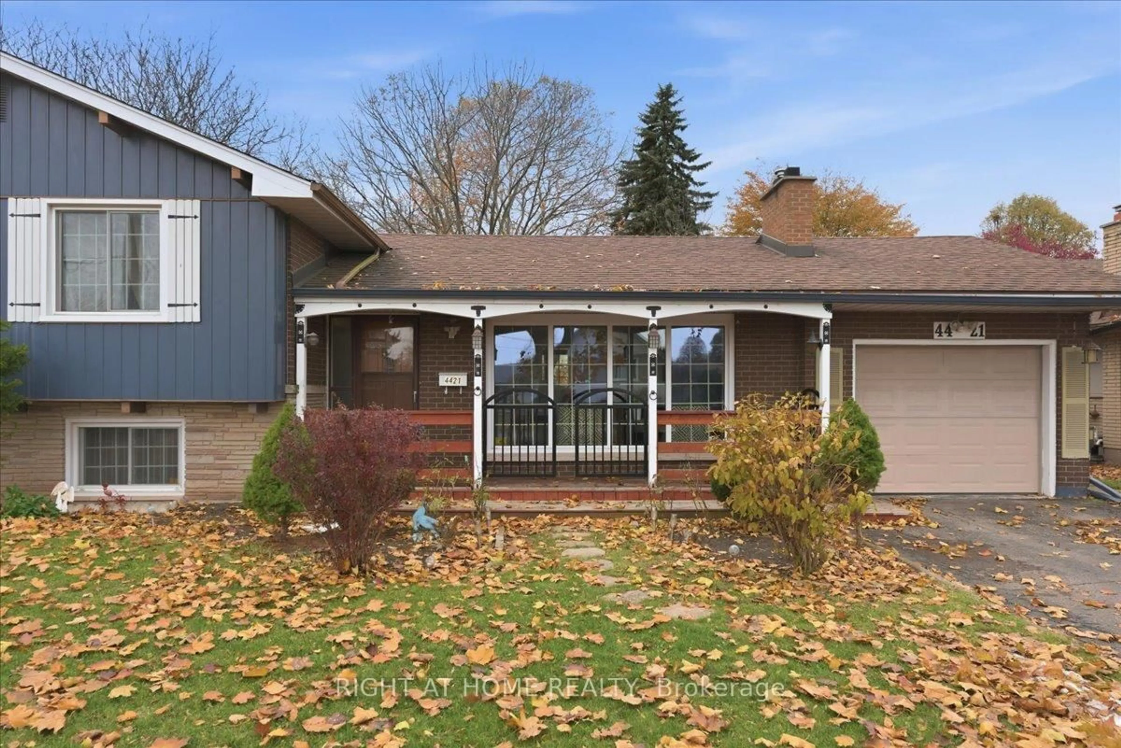 Home with vinyl exterior material, street for 4421 Pettit Ave, Niagara Falls Ontario L2E 6K9