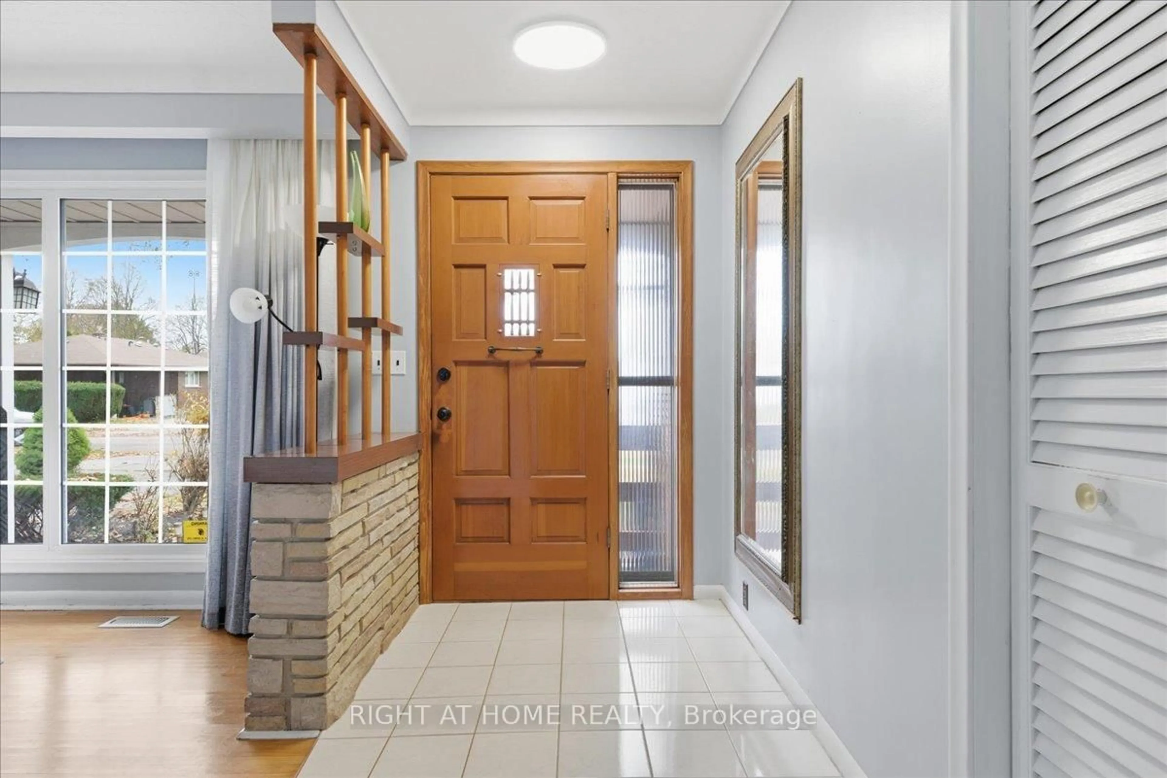 Indoor entryway for 4421 Pettit Ave, Niagara Falls Ontario L2E 6K9