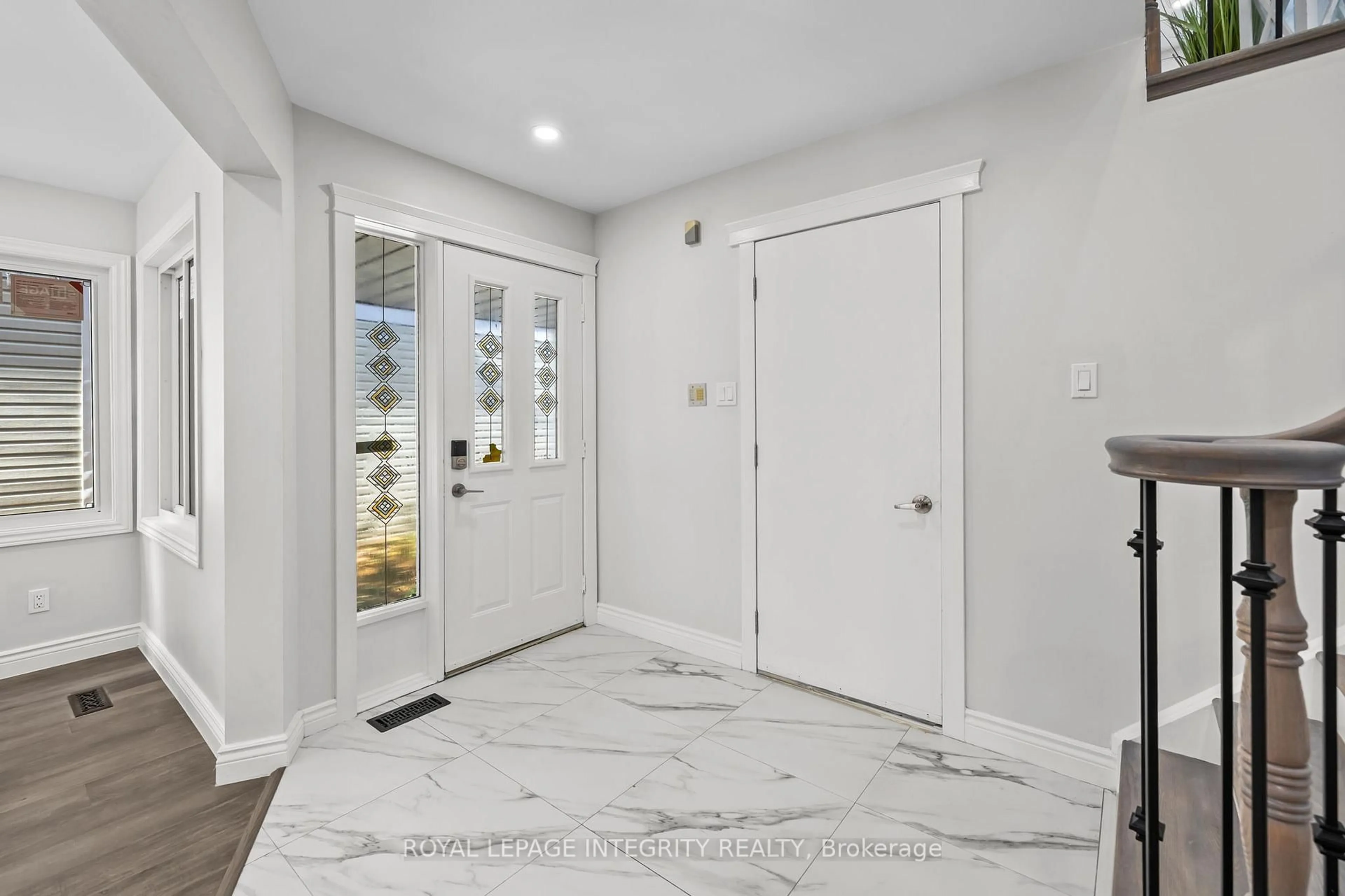 Indoor entryway for 83 Saddle Cres, Ottawa Ontario K1G 5L3