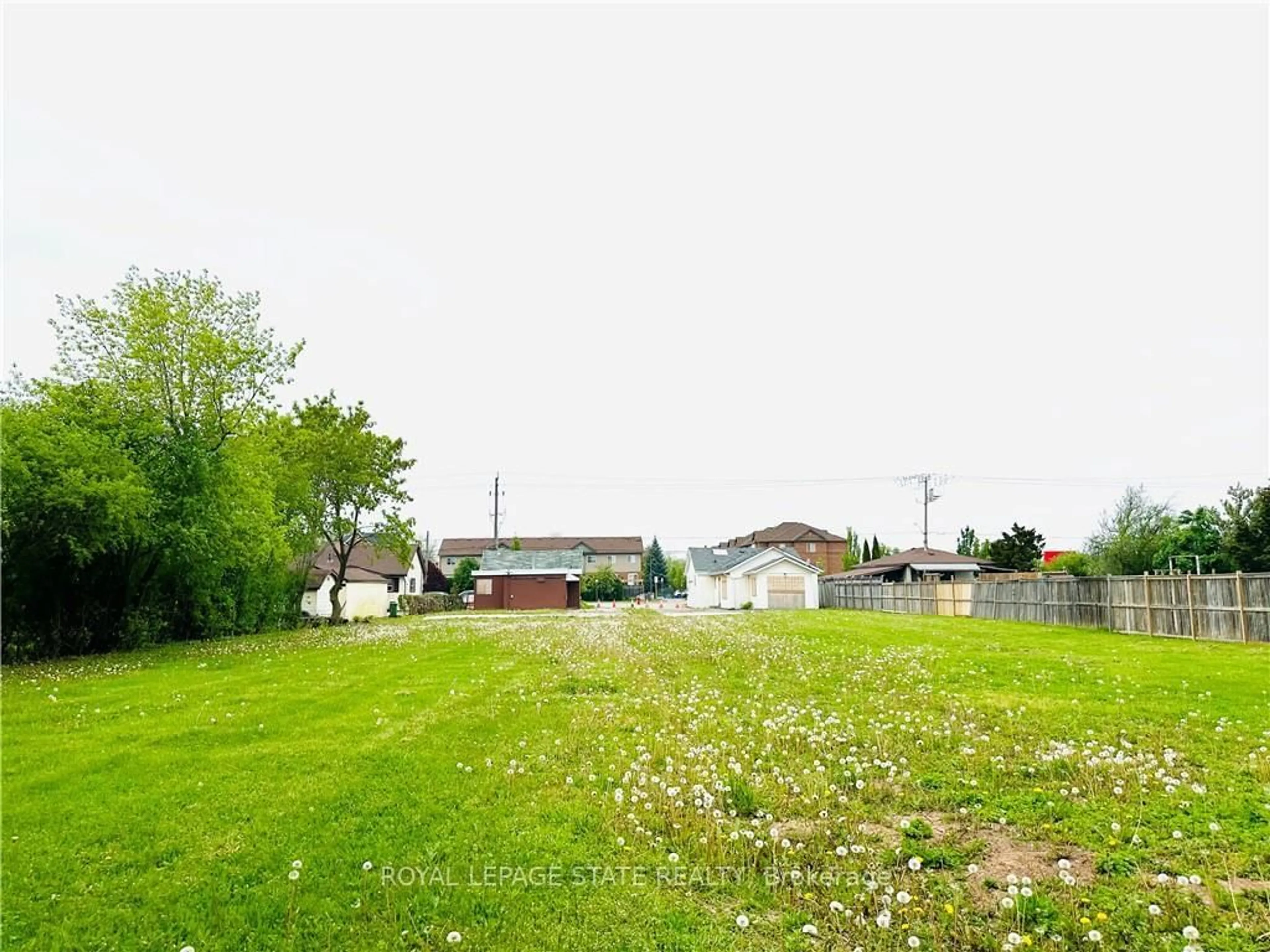 A pic from outside/outdoor area/front of a property/back of a property/a pic from drone, street for 146 Green Rd, Hamilton Ontario L8G 3X1