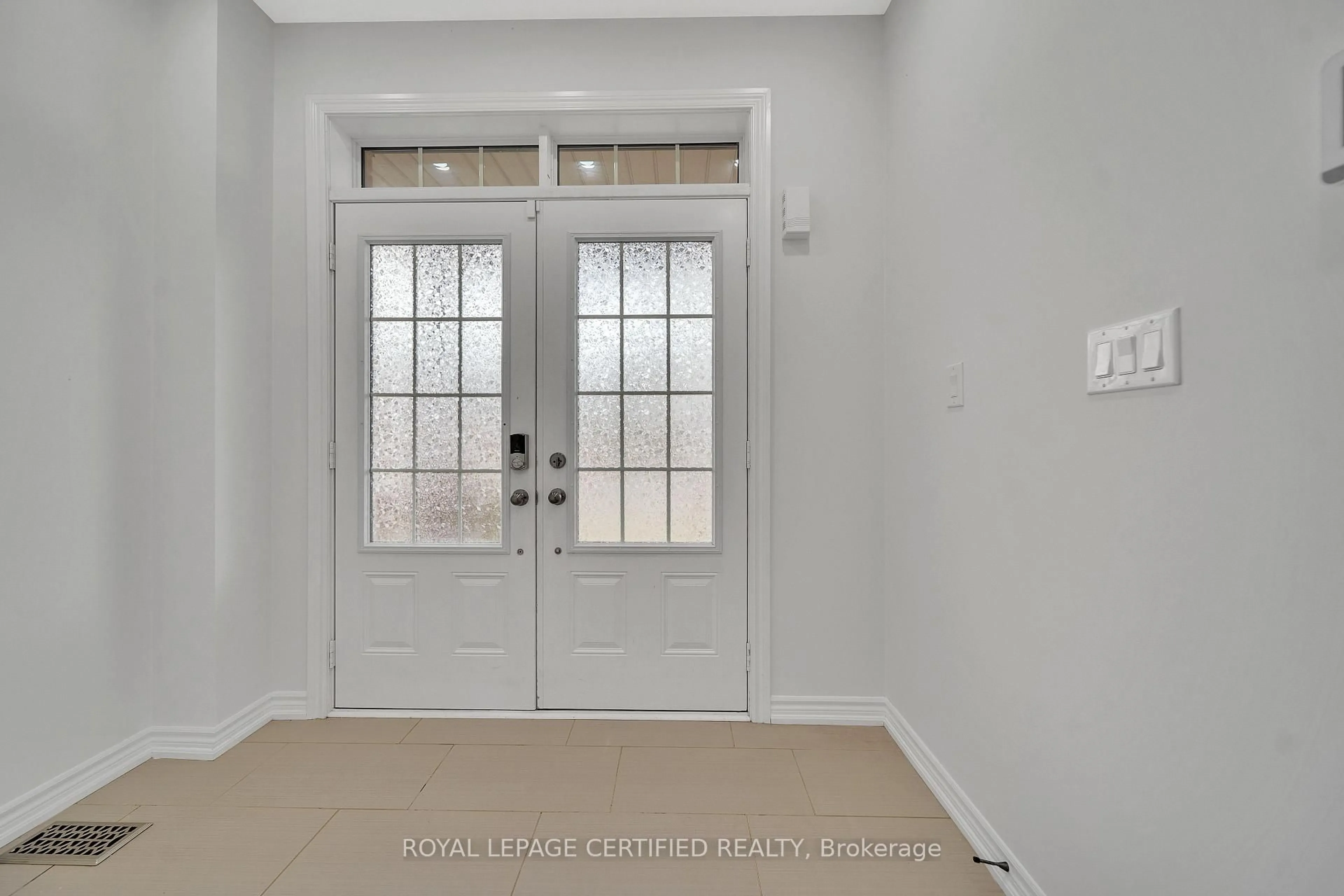 Indoor entryway for 17 Arnold Marshall Blvd, Haldimand Ontario N3W 0B2