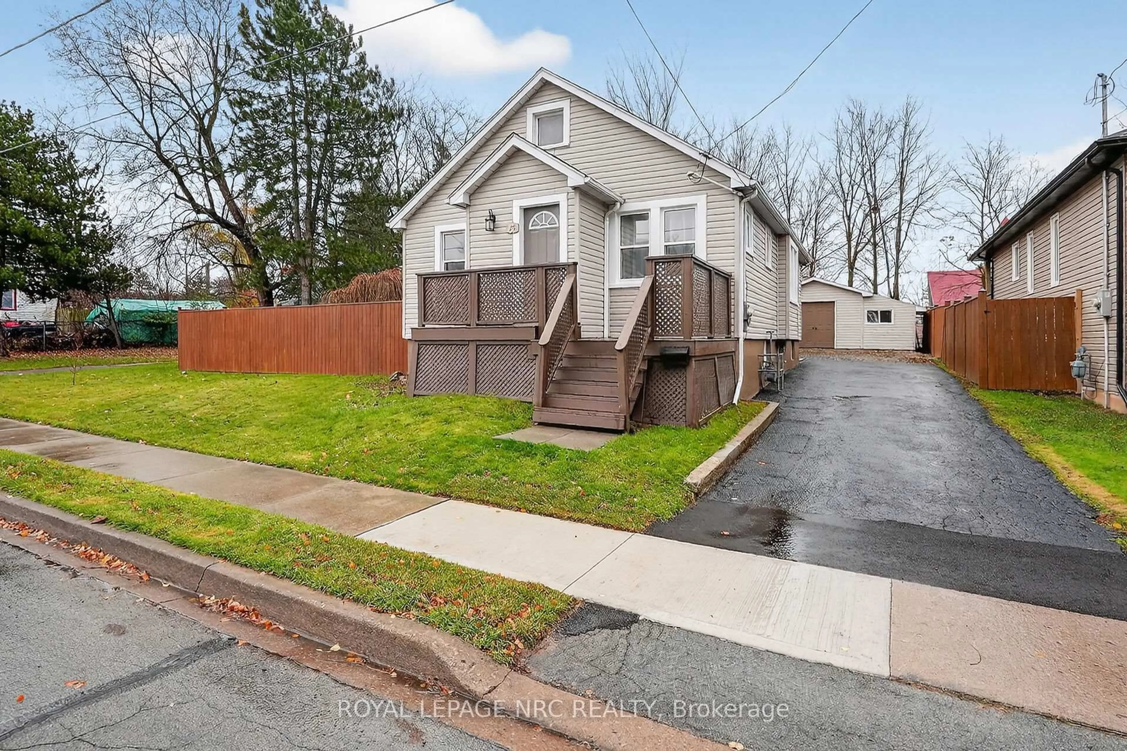 A pic from outside/outdoor area/front of a property/back of a property/a pic from drone, street for 25 Almond St, Welland Ontario L3B 3P6