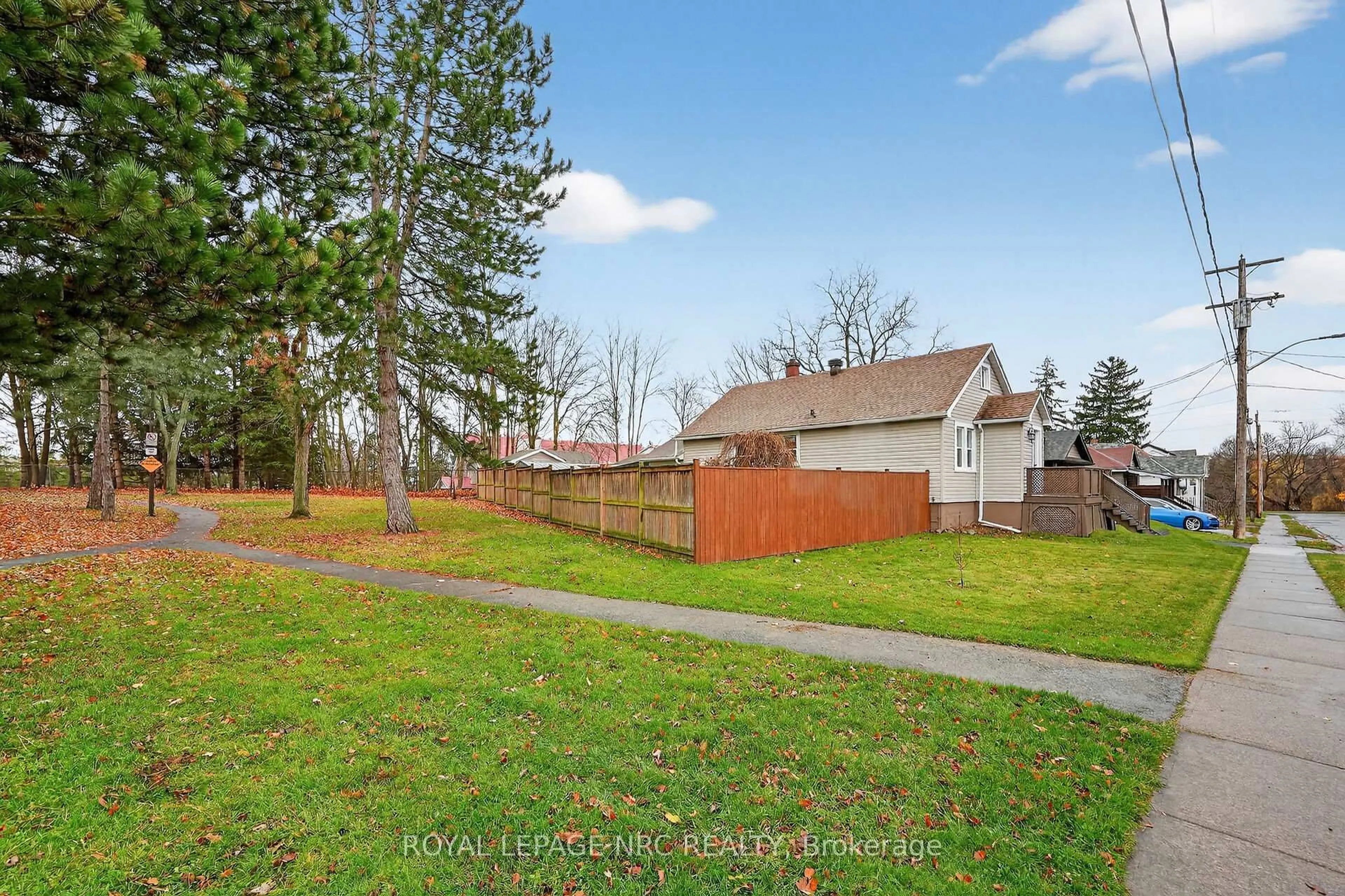 A pic from outside/outdoor area/front of a property/back of a property/a pic from drone, street for 25 Almond St, Welland Ontario L3B 3P6