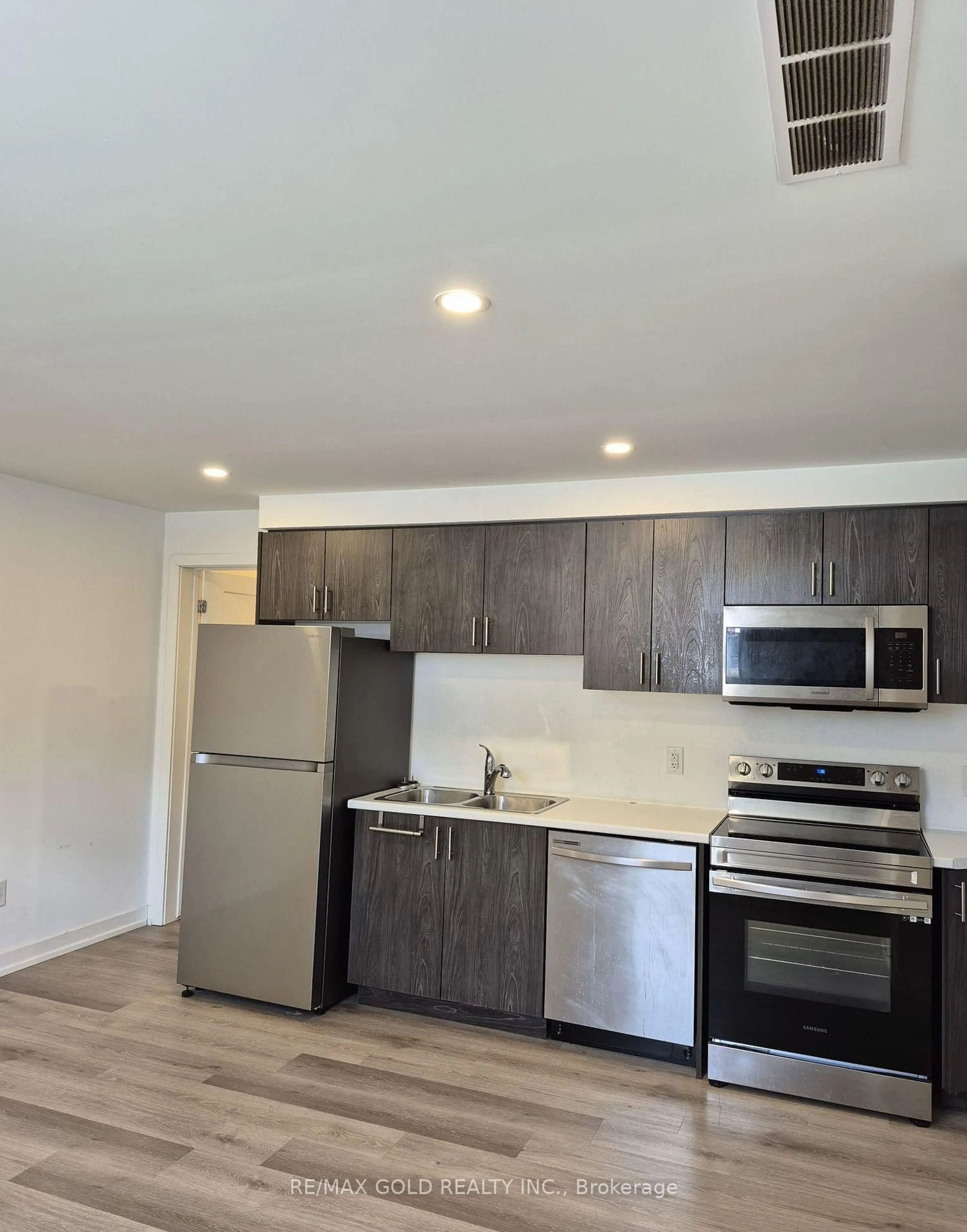 Standard kitchen, wood/laminate floor for 4263 Fourth Ave #812, Niagara Falls Ontario L2E 0C2