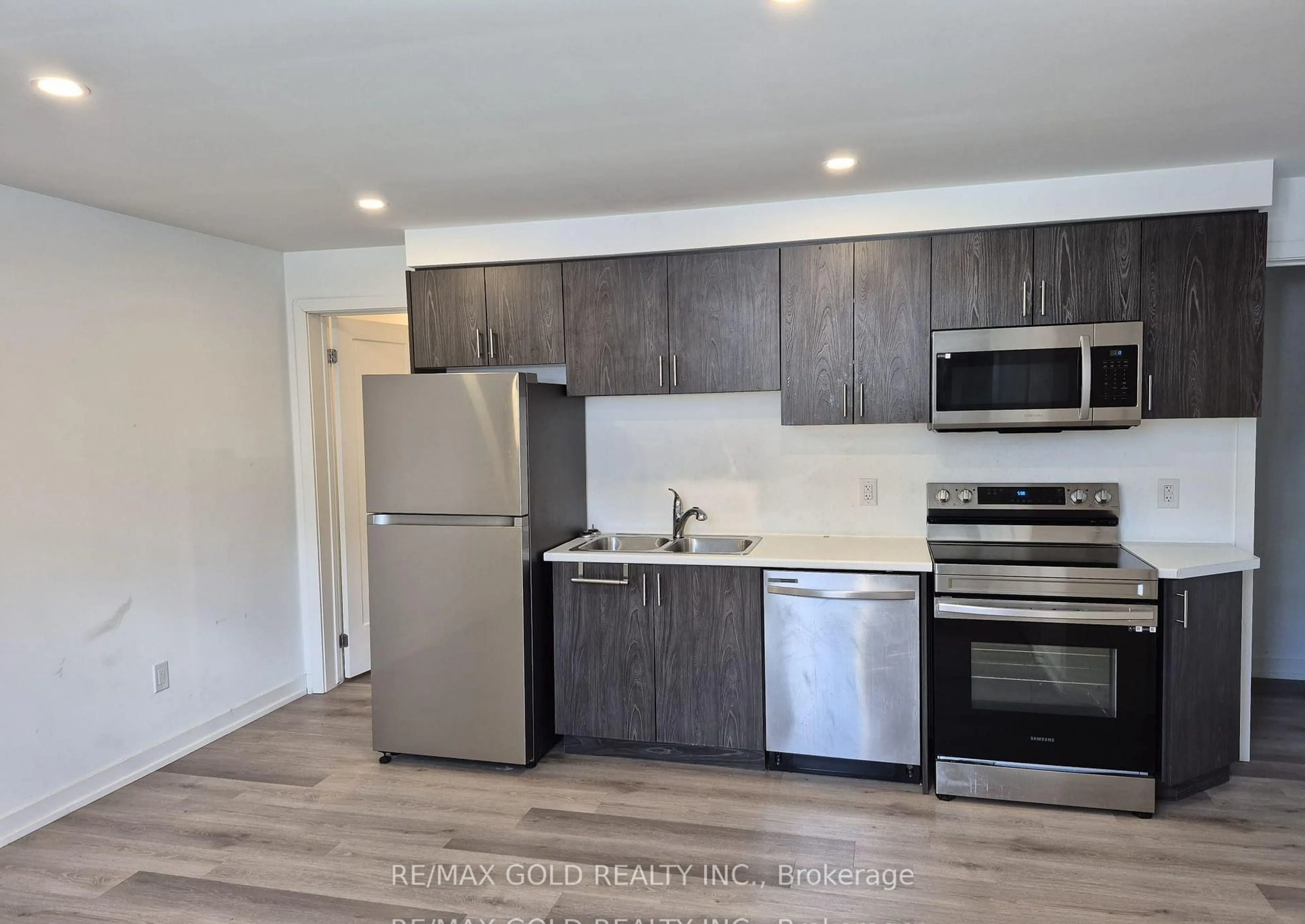 Standard kitchen, wood/laminate floor for 4263 Fourth Ave #812, Niagara Falls Ontario L2E 0C2