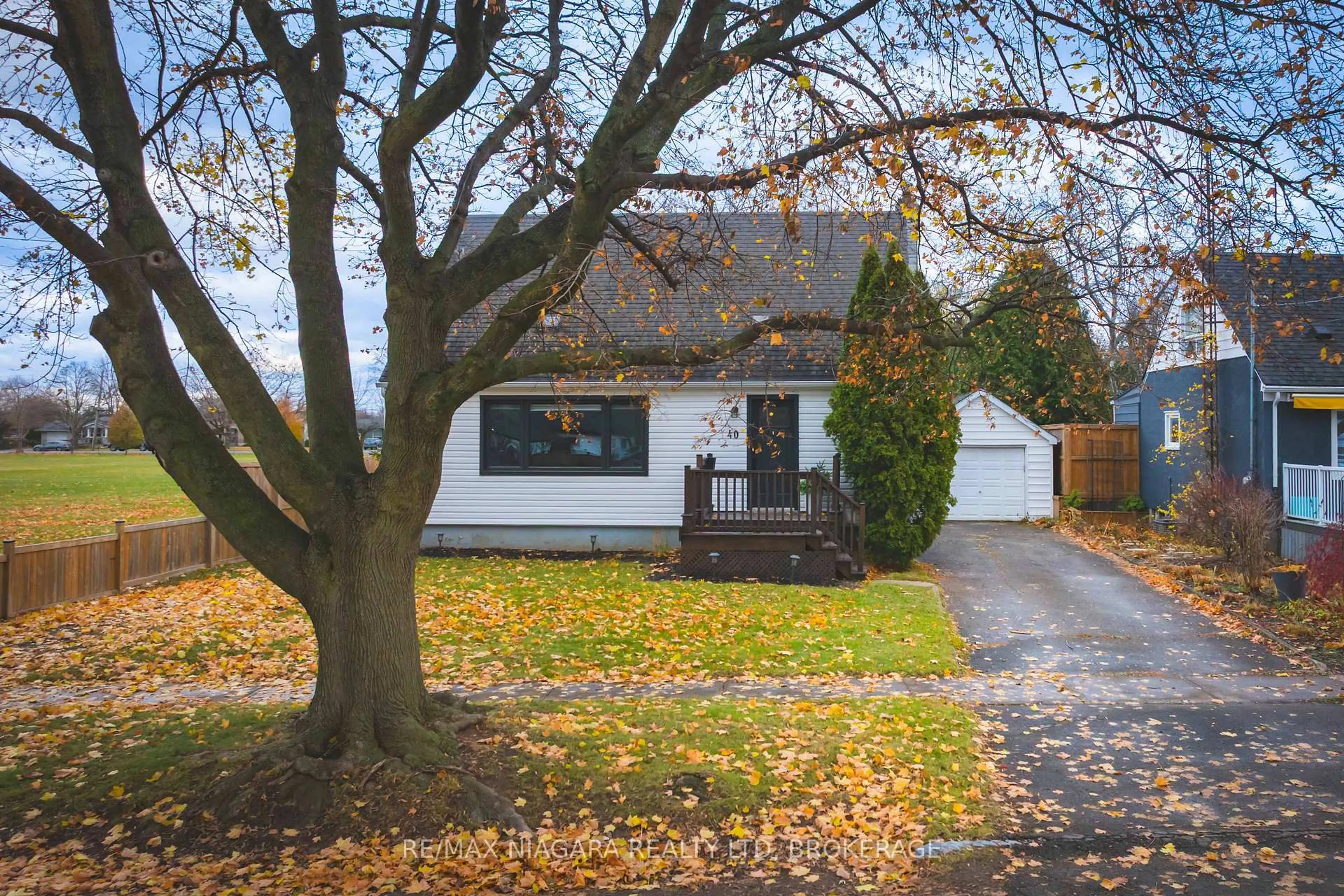 A pic from outside/outdoor area/front of a property/back of a property/a pic from drone, street for 40 Maplewood Dr, St. Catharines Ontario L2M 3P1