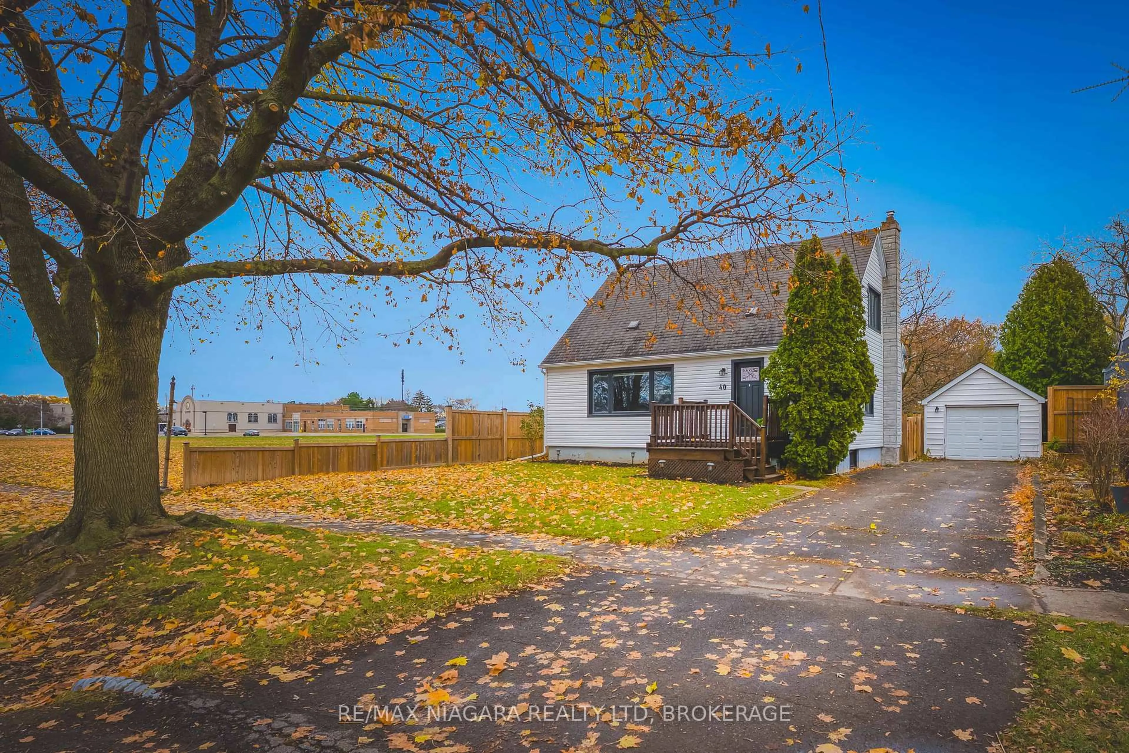 A pic from outside/outdoor area/front of a property/back of a property/a pic from drone, water/lake/river/ocean view for 40 Maplewood Dr, St. Catharines Ontario L2M 3P1